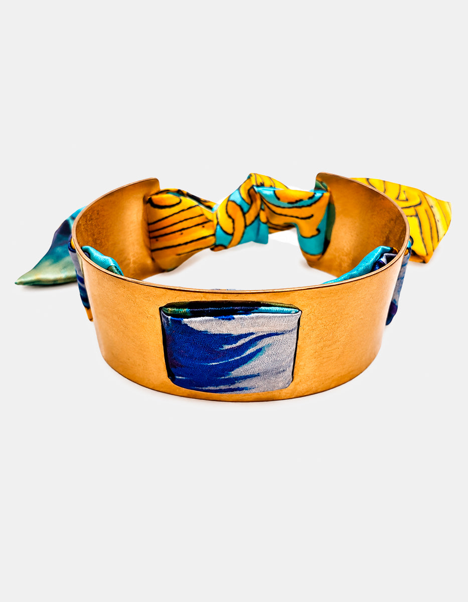 Brazalete de bronce en baño de oro 22k con detalle azul