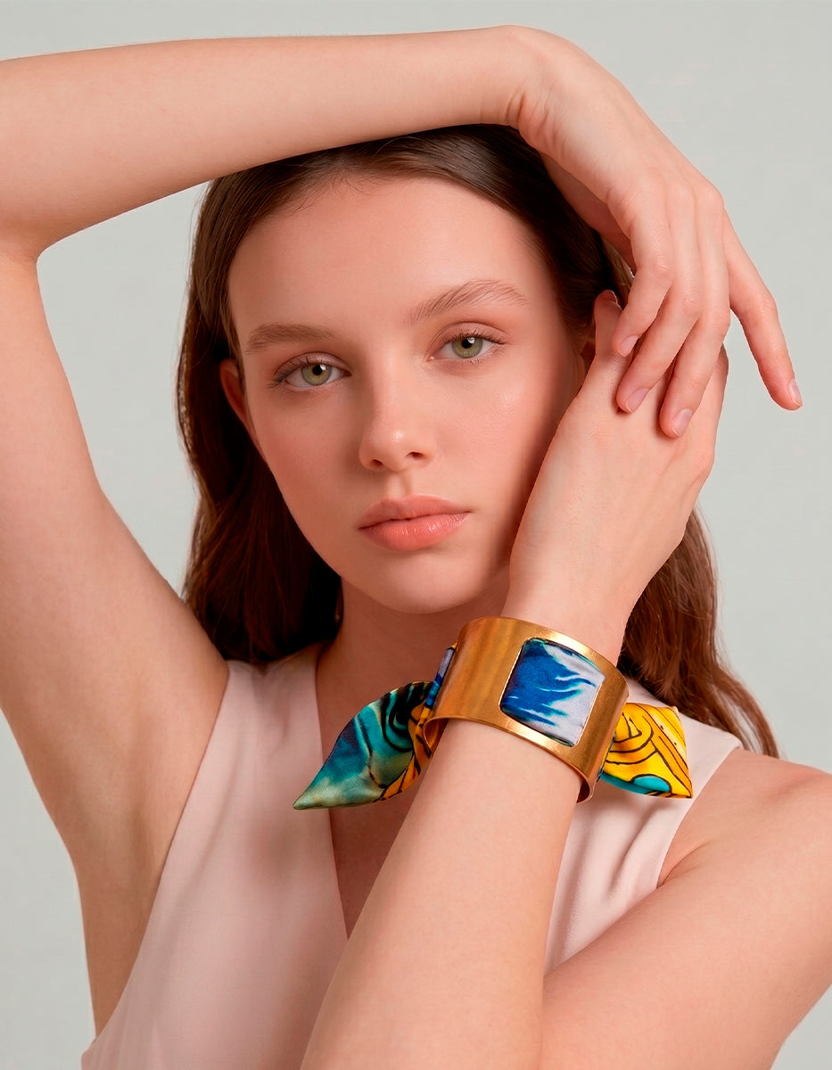 Brazalete de bronce en baño de oro 22k con detalle azul