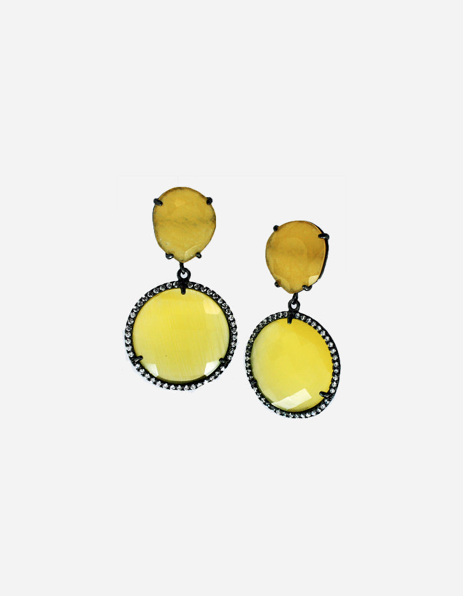 Aretes en bronce con baño de rutenio con piedras ojo de gato tono amarillo y espinolitas tono blanco Marquesa