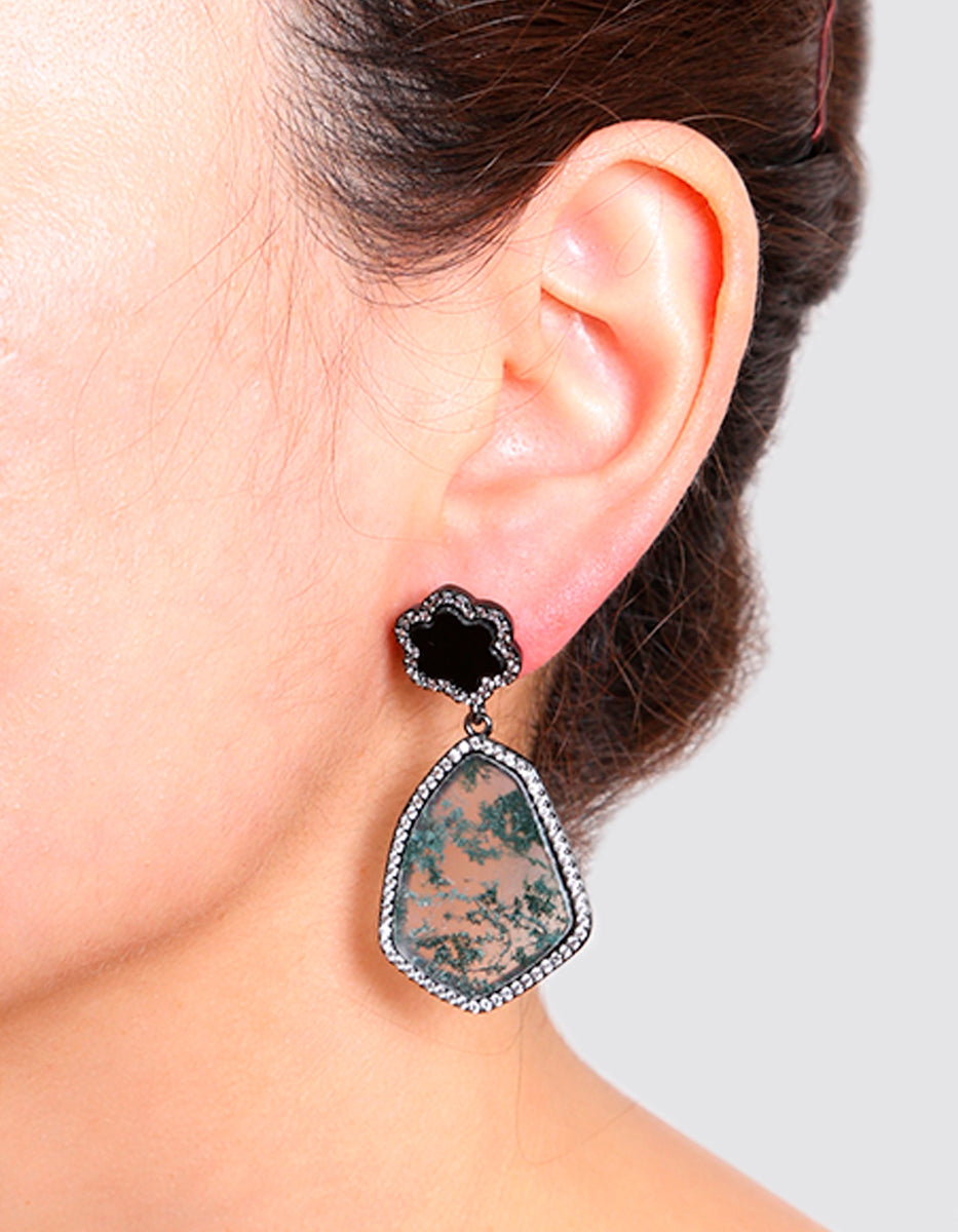 Aretes en Bronce con Baño de Rutenio, Laja Negra y Espinolitas Blancas Marquesa