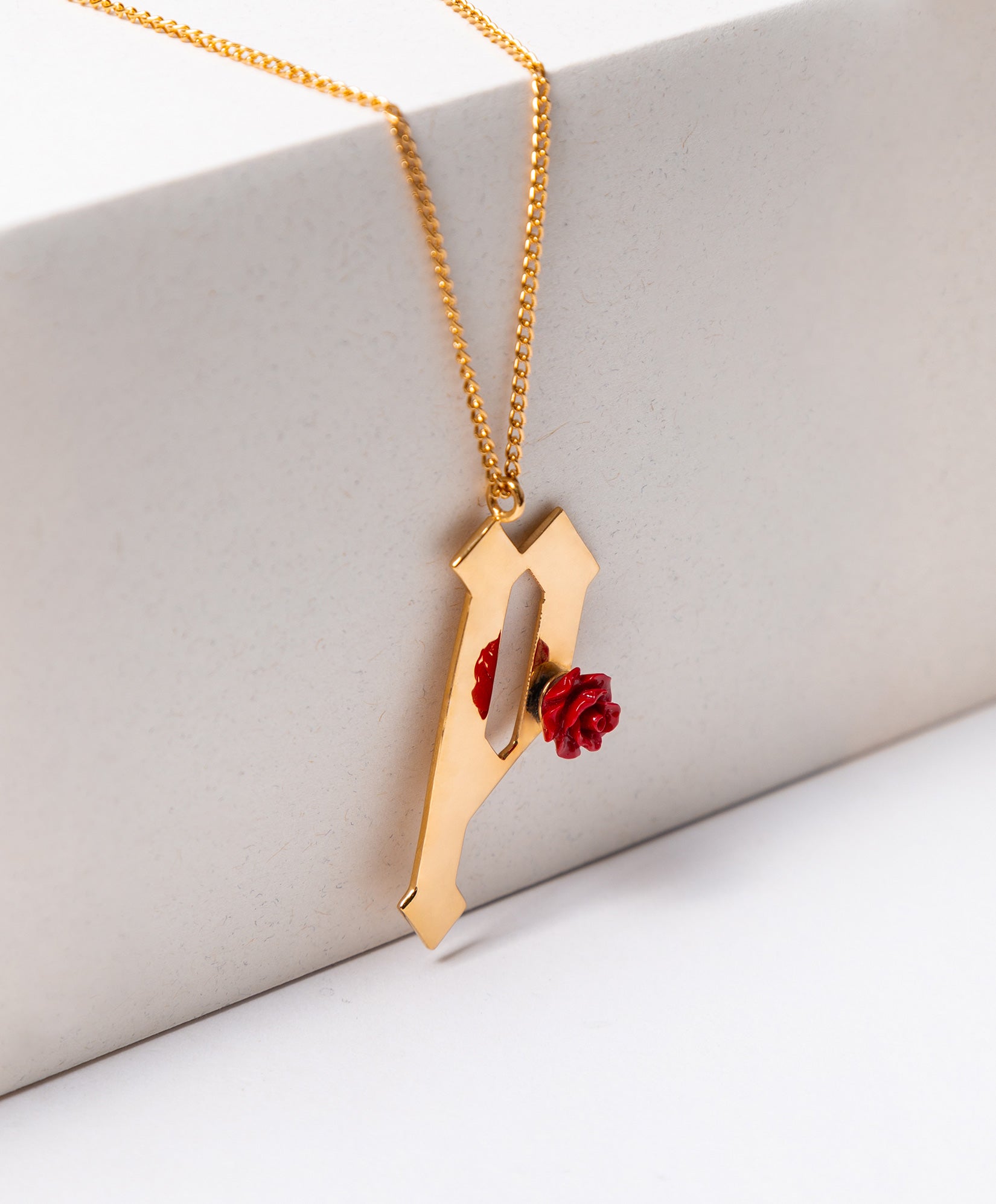 Collar en Bronce con Baño de Oro 22 kt Letra "P" y Rosa de Baquelita Roja Rock & Glam