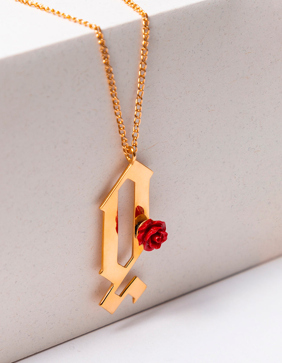 Collar en Bronce con Baño de Oro 22 kt Letra "Q" y Rosa de Baquelita Roja Rock & Glam