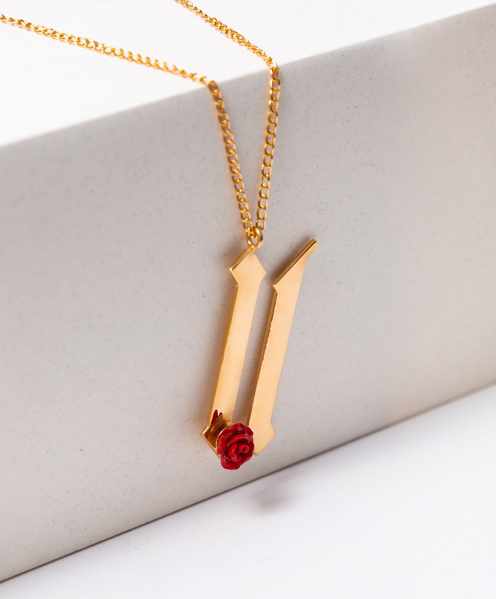 Collar en Bronce con Baño de Oro 22 kt Letra "U" y Rosa de Baquelita Roja Rock & Glam