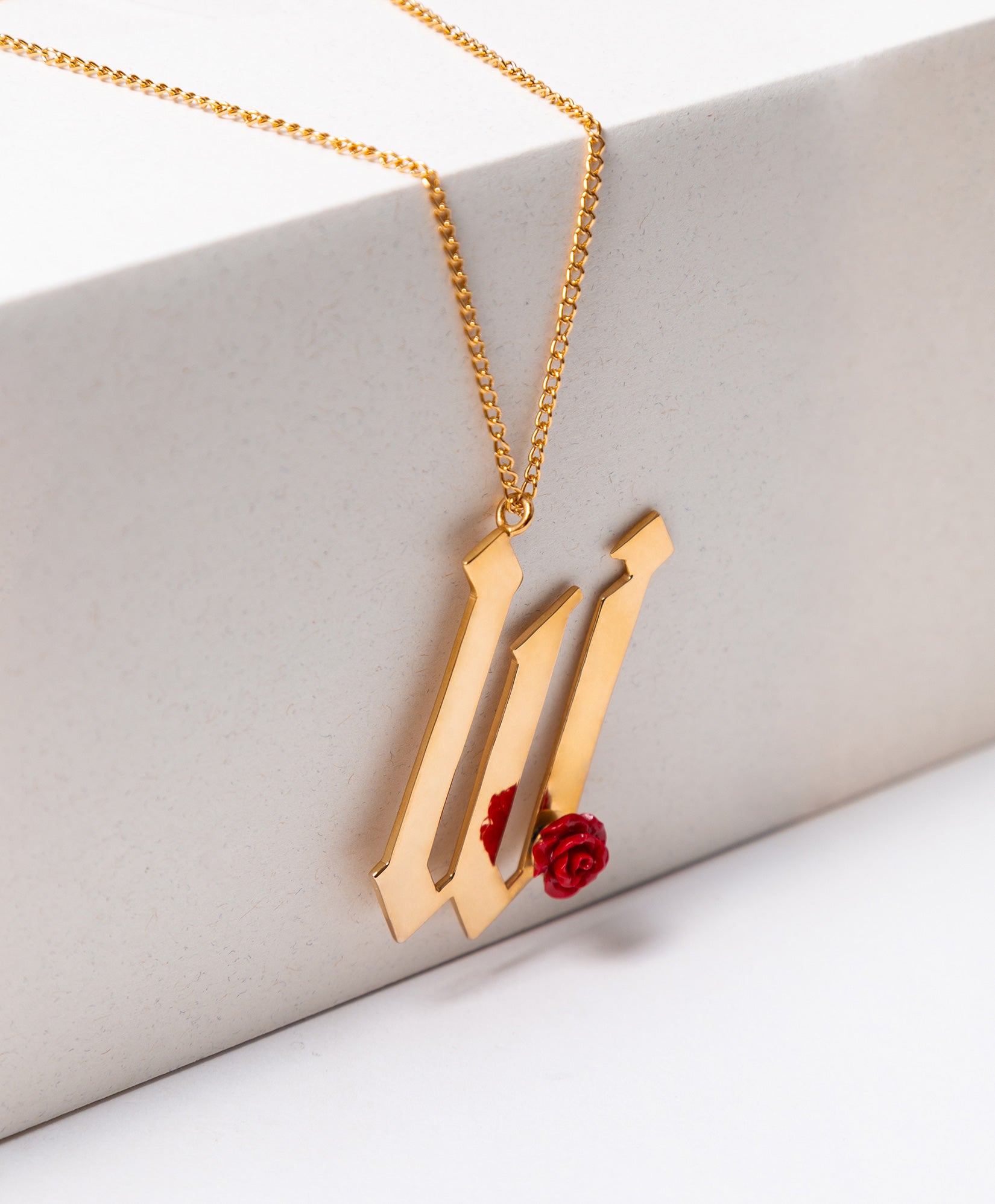 Collar en Bronce con Baño de Oro 22 kt Letra "W" y Rosa de Baquelita Roja Rock & Glam