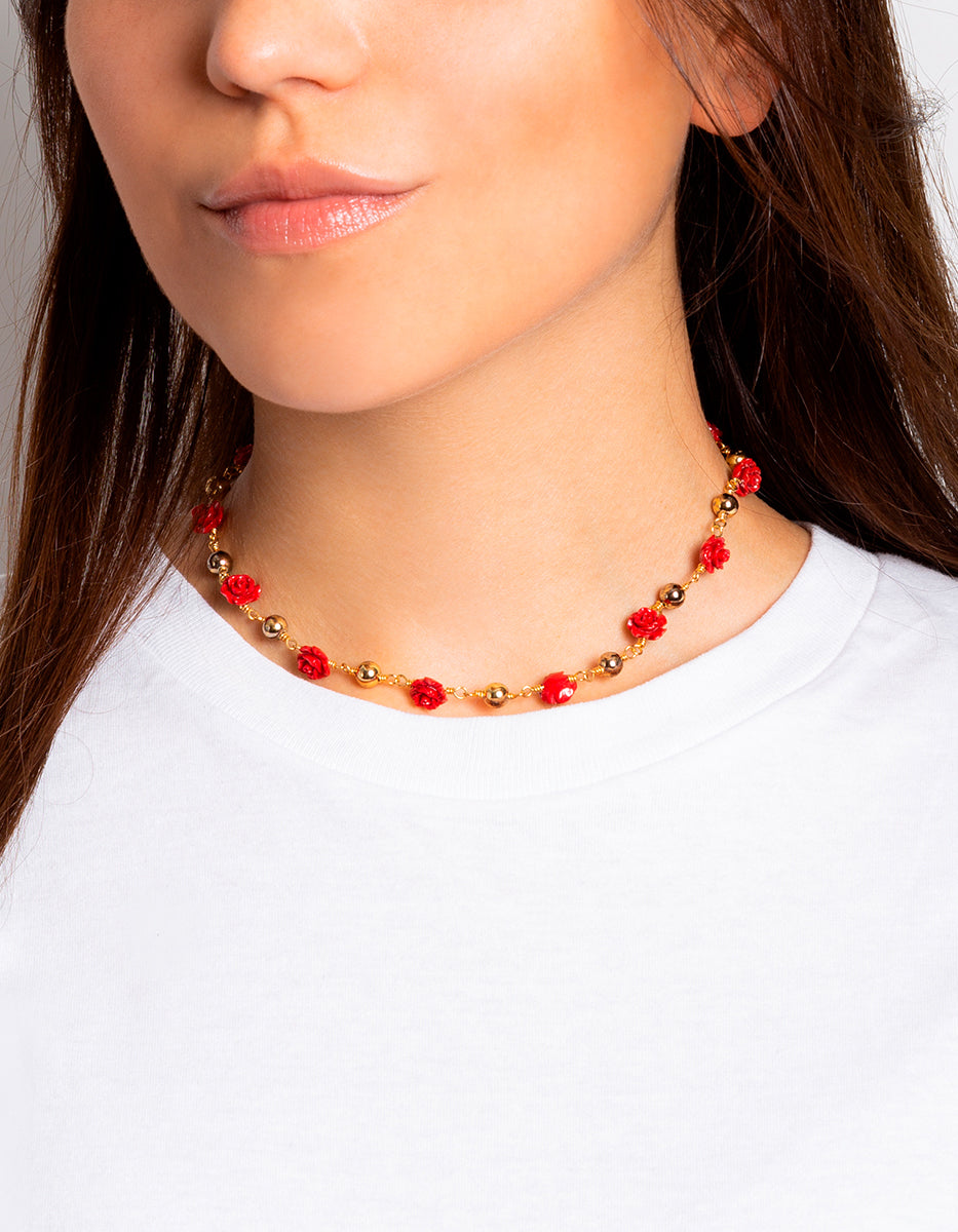 Collar de Bronce con Baño de Oro 22kt, con Bolas Lisas y Rosas Talladas de Baquelita Roja By Daniel