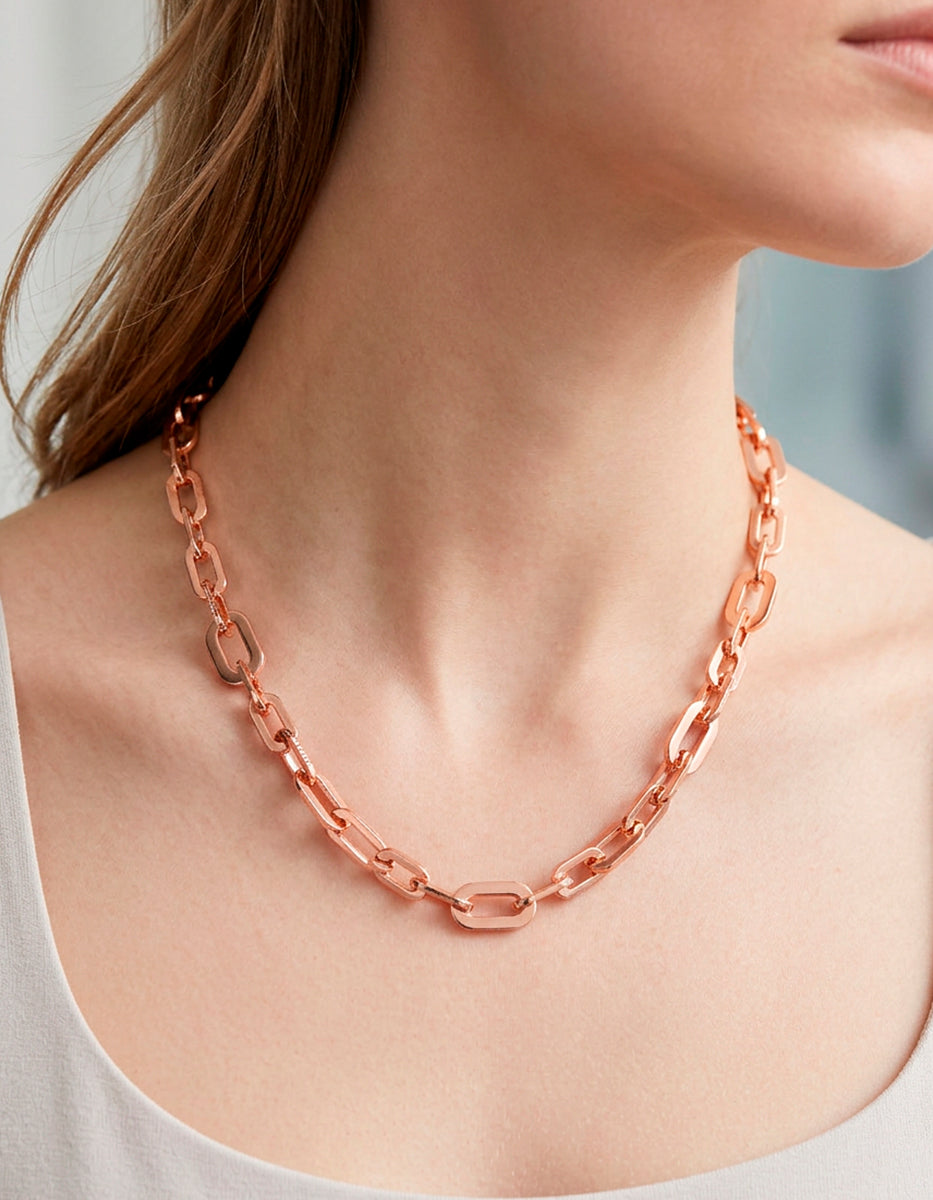 Collar de bronce en baño rosa con eslabones grandes y chicos