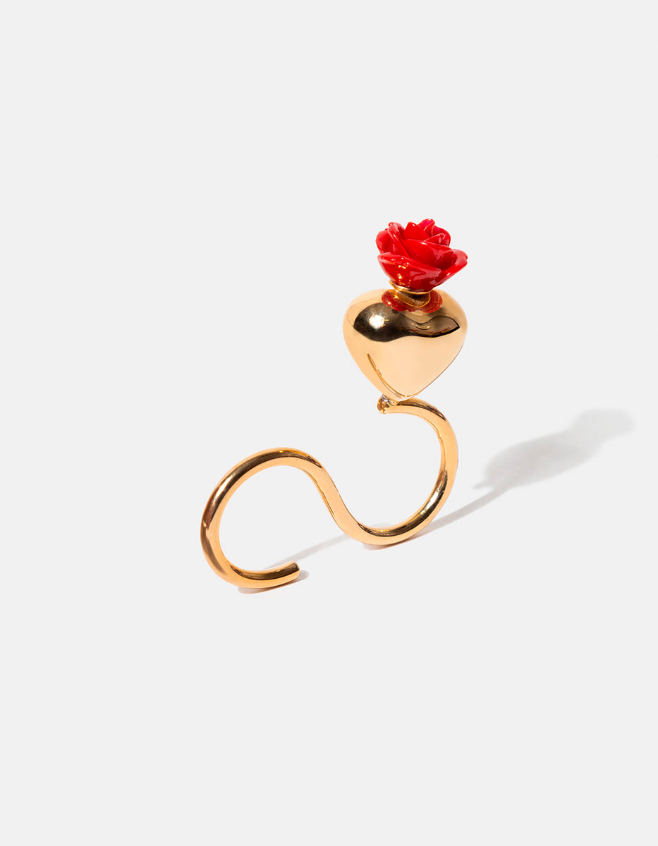 Anillo Doble de Bronce con Baño de Oro 22kt, Corazón y Rosa Tallada de Baquelita Roja By Daniel