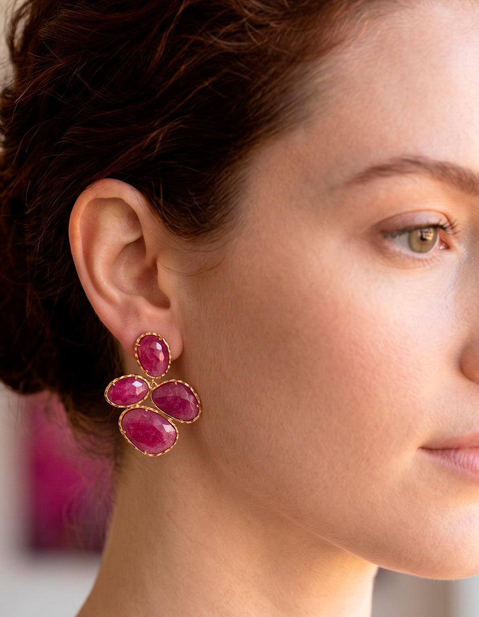 Aretes de bronce con baño de oro 22k y piedra espinolita tono fucsia Marquesa
