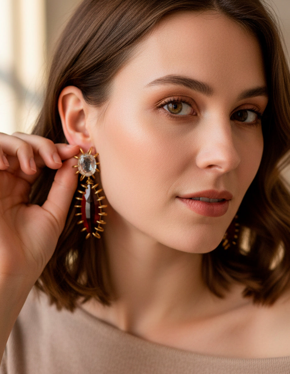 Aretes con baño de oro 22k, topacio blanco y espinolita roja