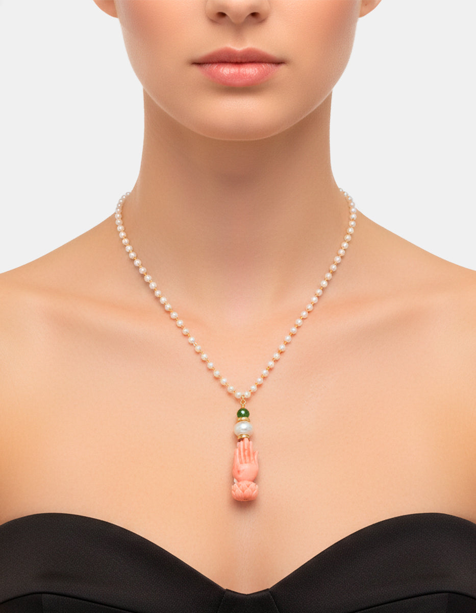 Collar Engarzado en Bronce con Baño de Oro 22 kt, Perla Mabe, Jade y Baquelita Coral en Forma de Manos L.I.F.E