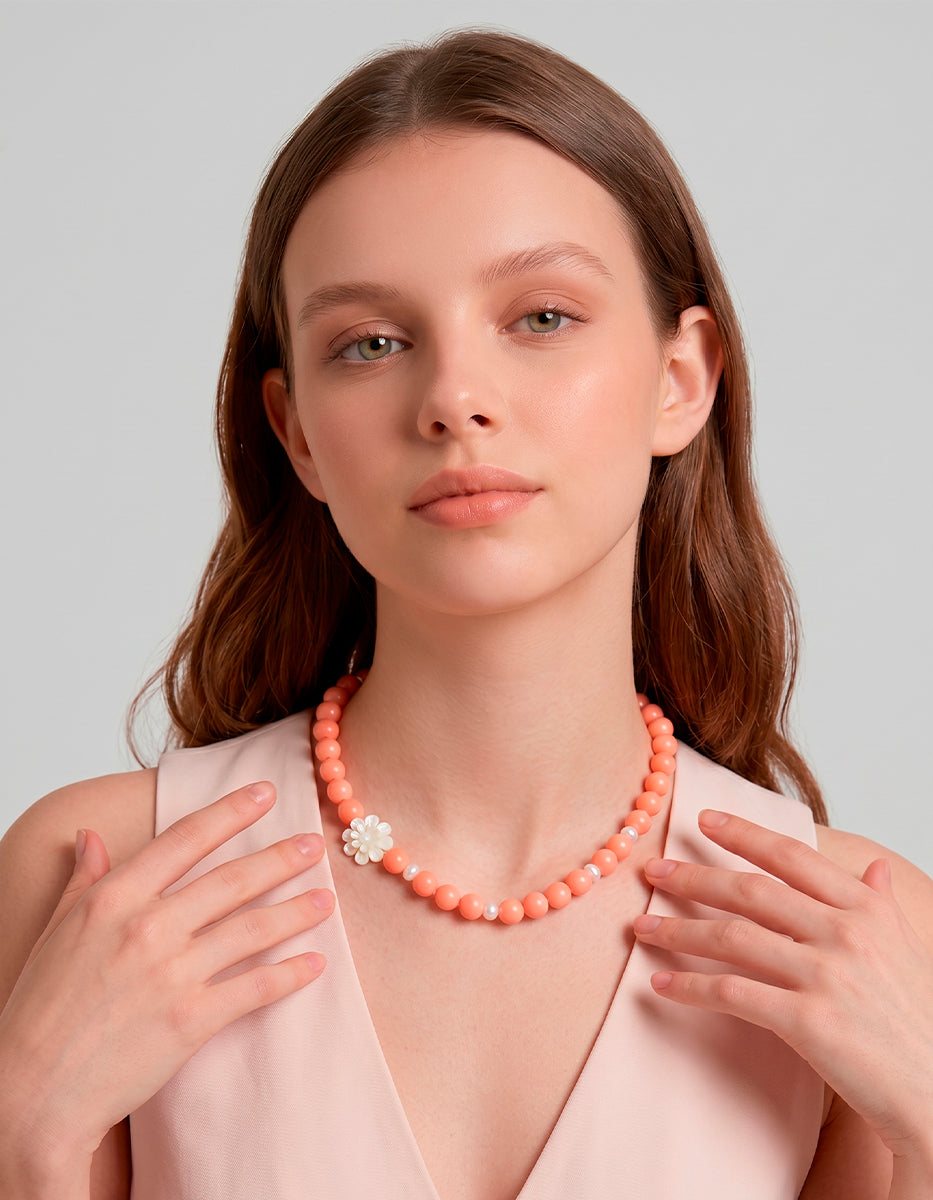 Collar con Extensión en Bronce Baño Oro 22 kt, Baquelita Marfil y Perla Mabe Coral & Blanco L.I.F.E
