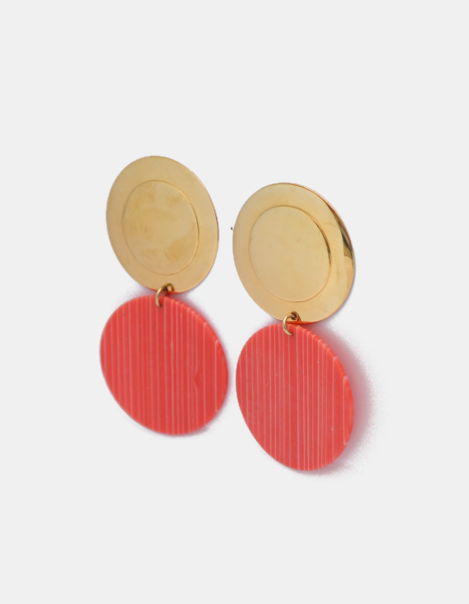 Aretes de oro laminado 22 kt con dijes circulares de baquelita coral