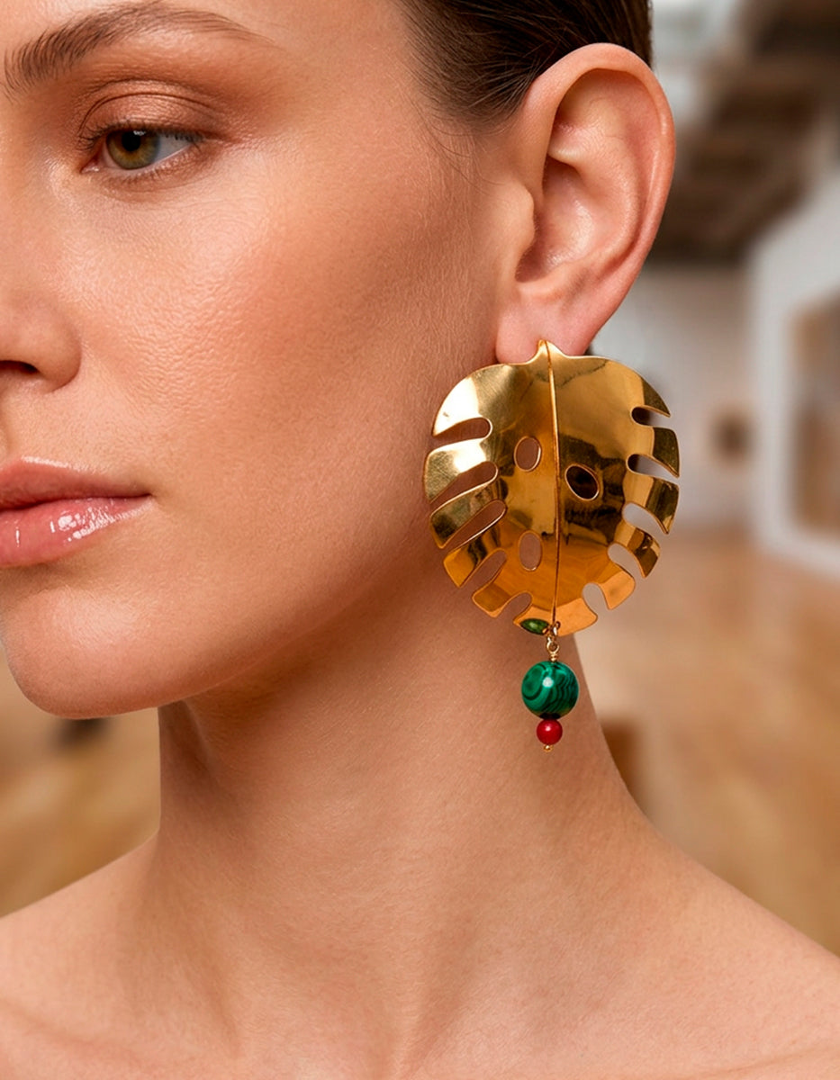 Aretes de bronce en baño de oro 22 kt con silueta de hoja, malaquita y perla roja