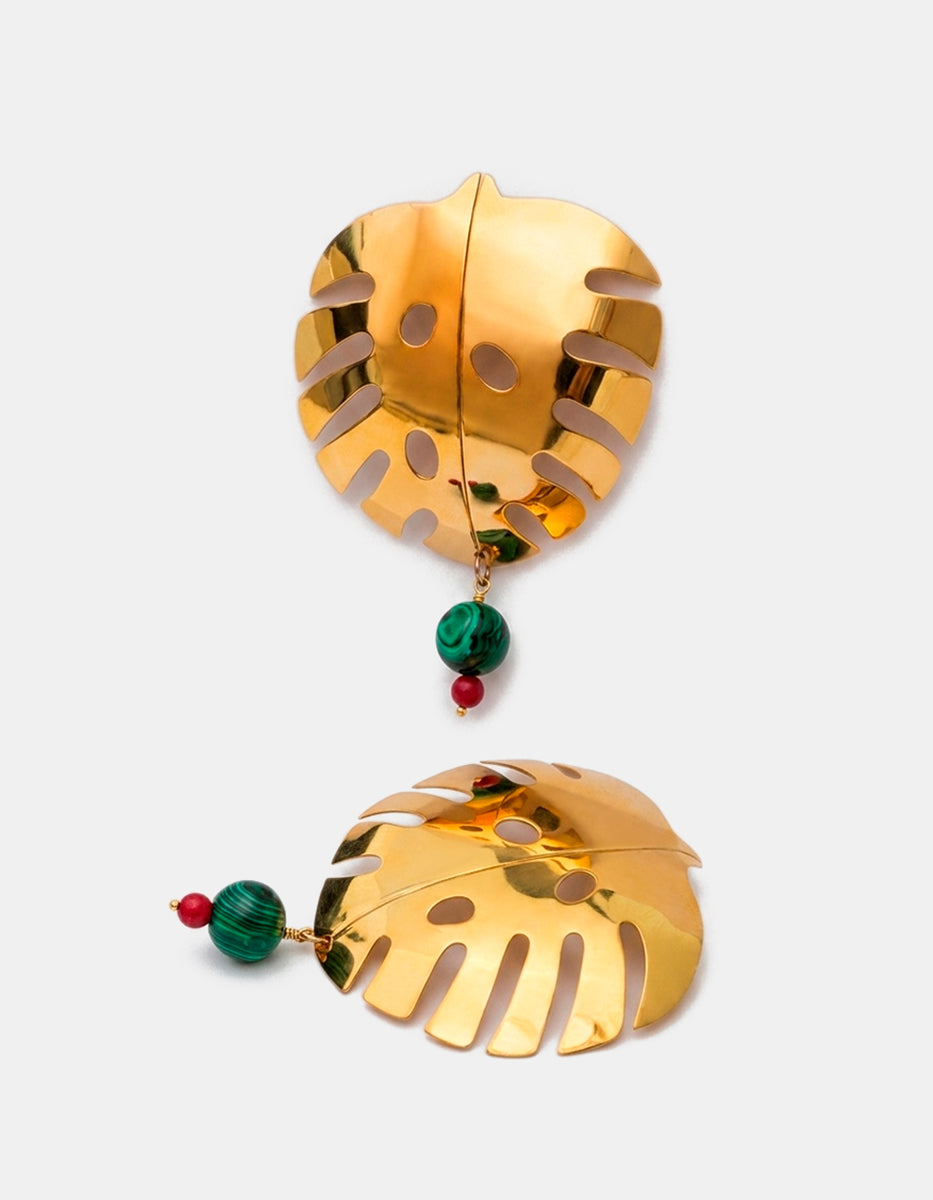 Aretes de bronce en baño de oro 22 kt con silueta de hoja, malaquita y perla roja