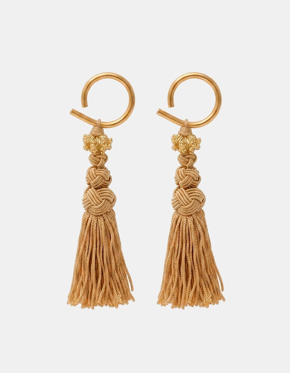 Aretes de bronce en baño de oro 22 kt con gancho semicircular, nudos artesanales y borla arena