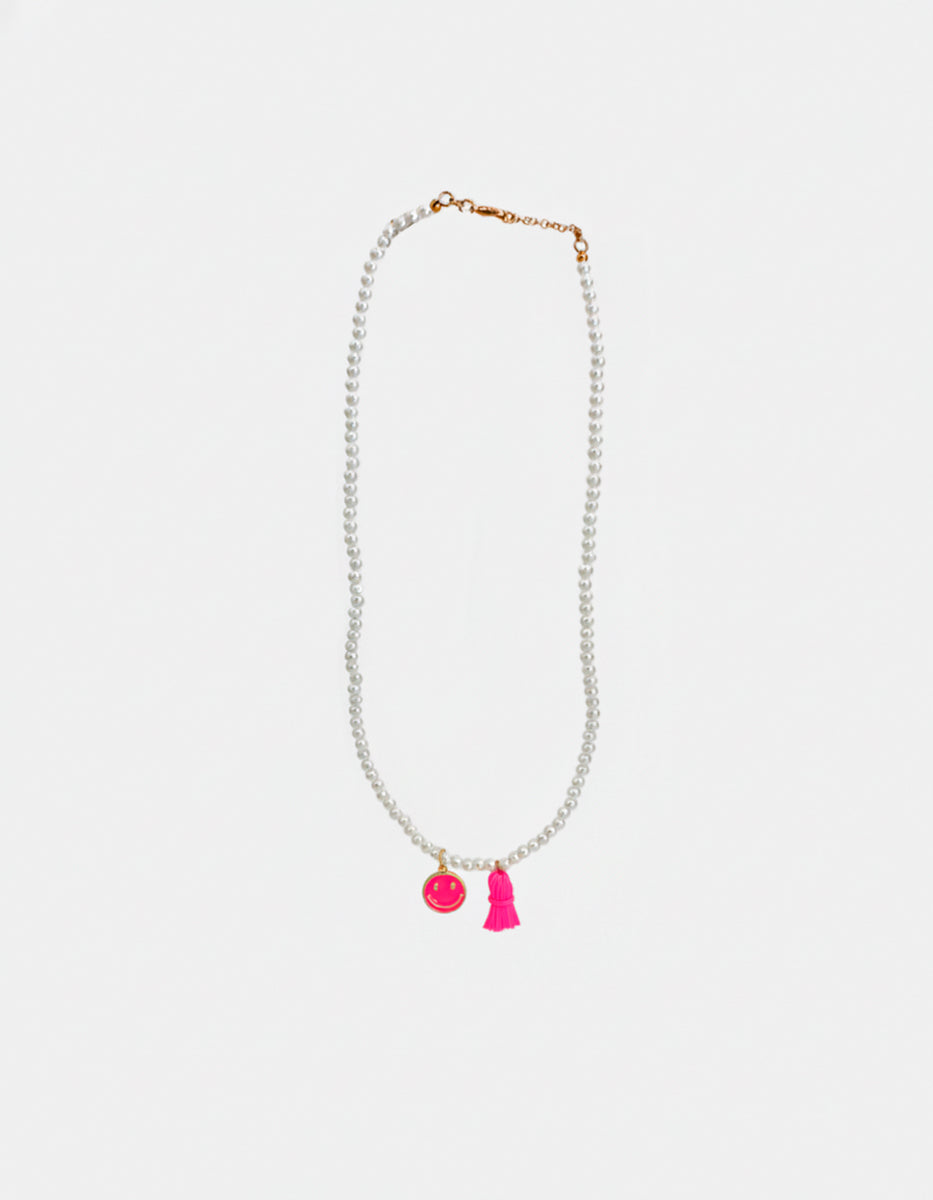 Collar de perlas con dije rosa y mota fucsia en bronce baño oro 22k