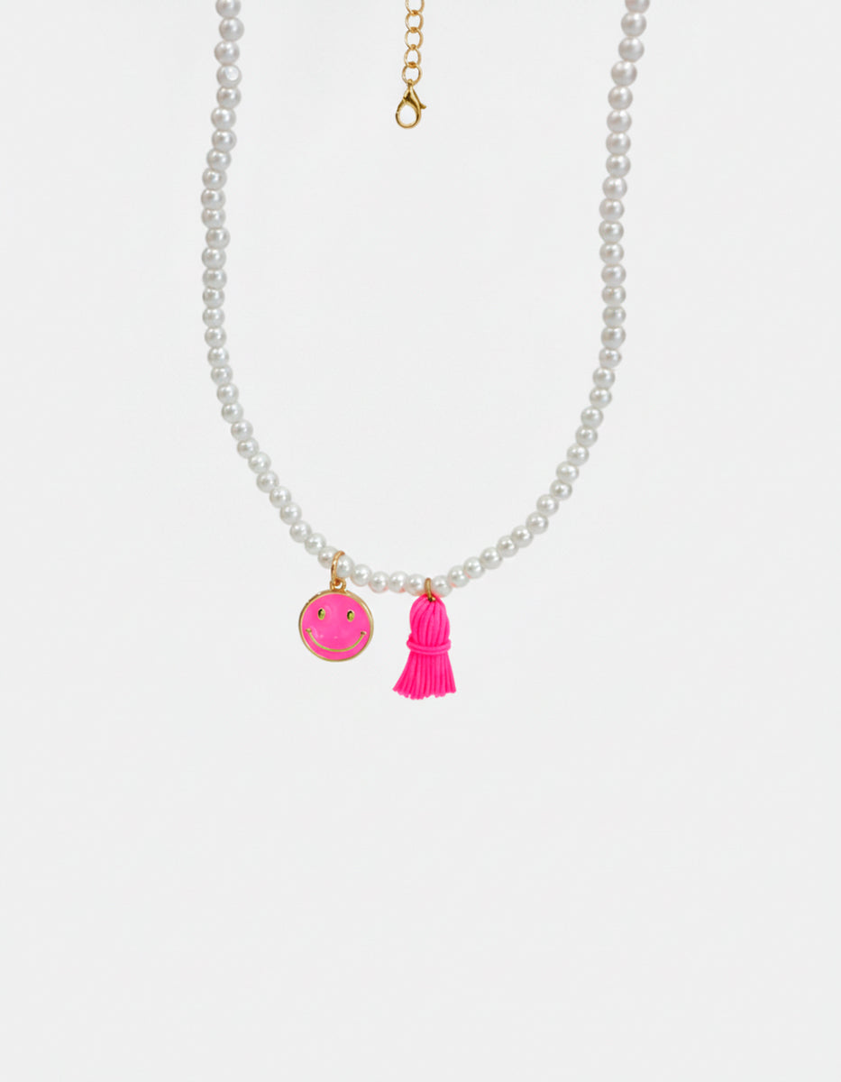 Collar de perlas con dije rosa y mota fucsia en bronce baño oro 22k