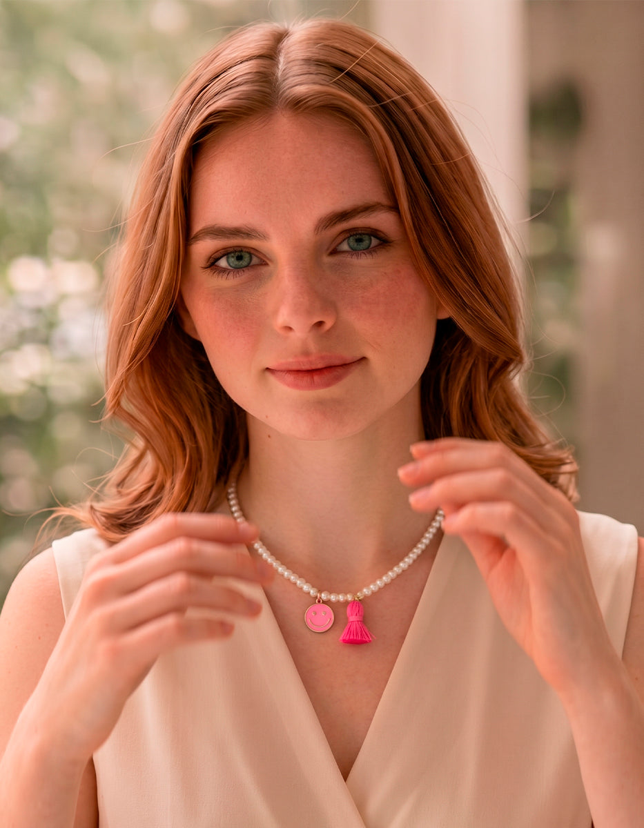 Collar de perlas con dije rosa y mota fucsia en bronce baño oro 22k