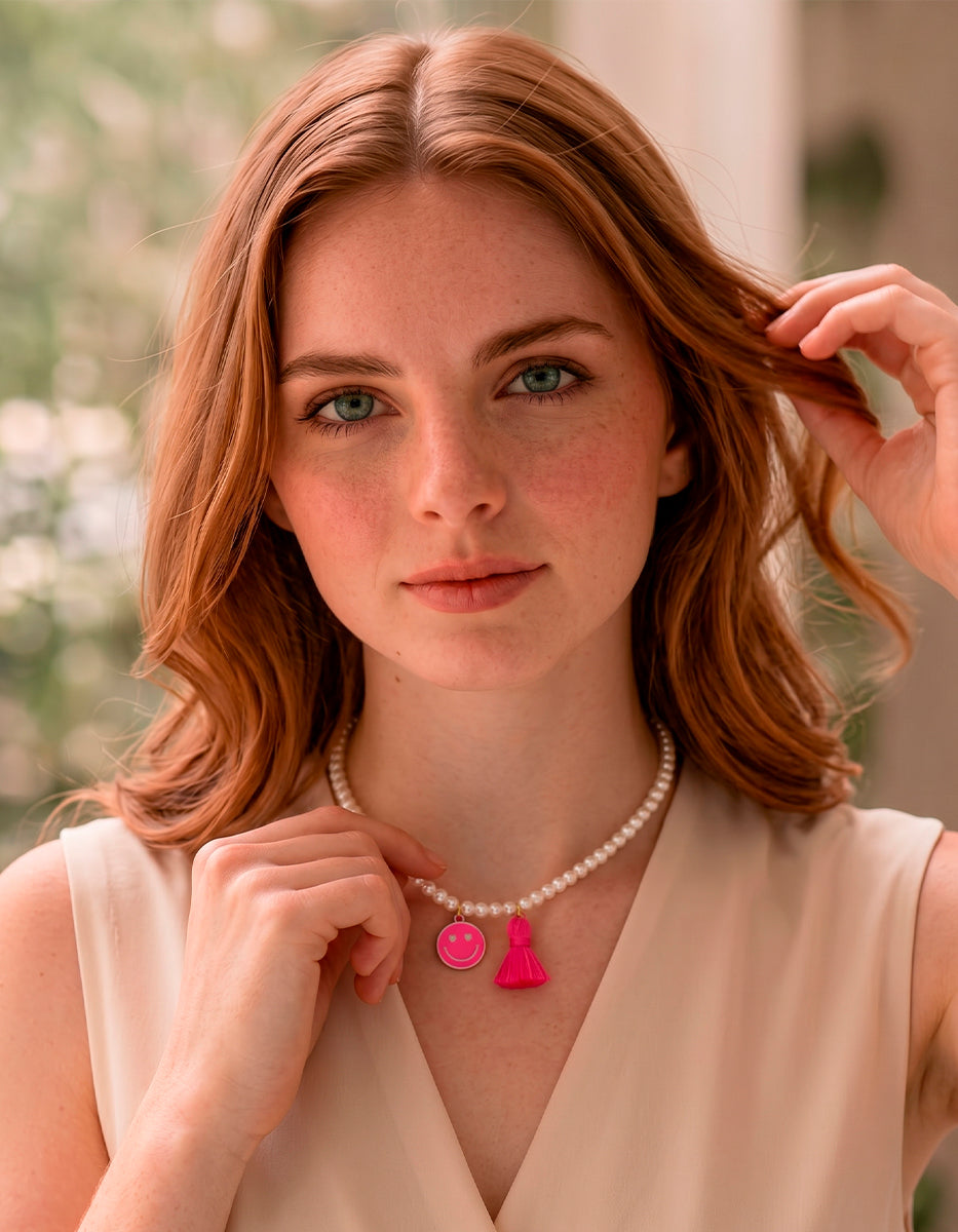 Collar de perlas con dije rosa y mota fucsia en bronce baño oro 22k