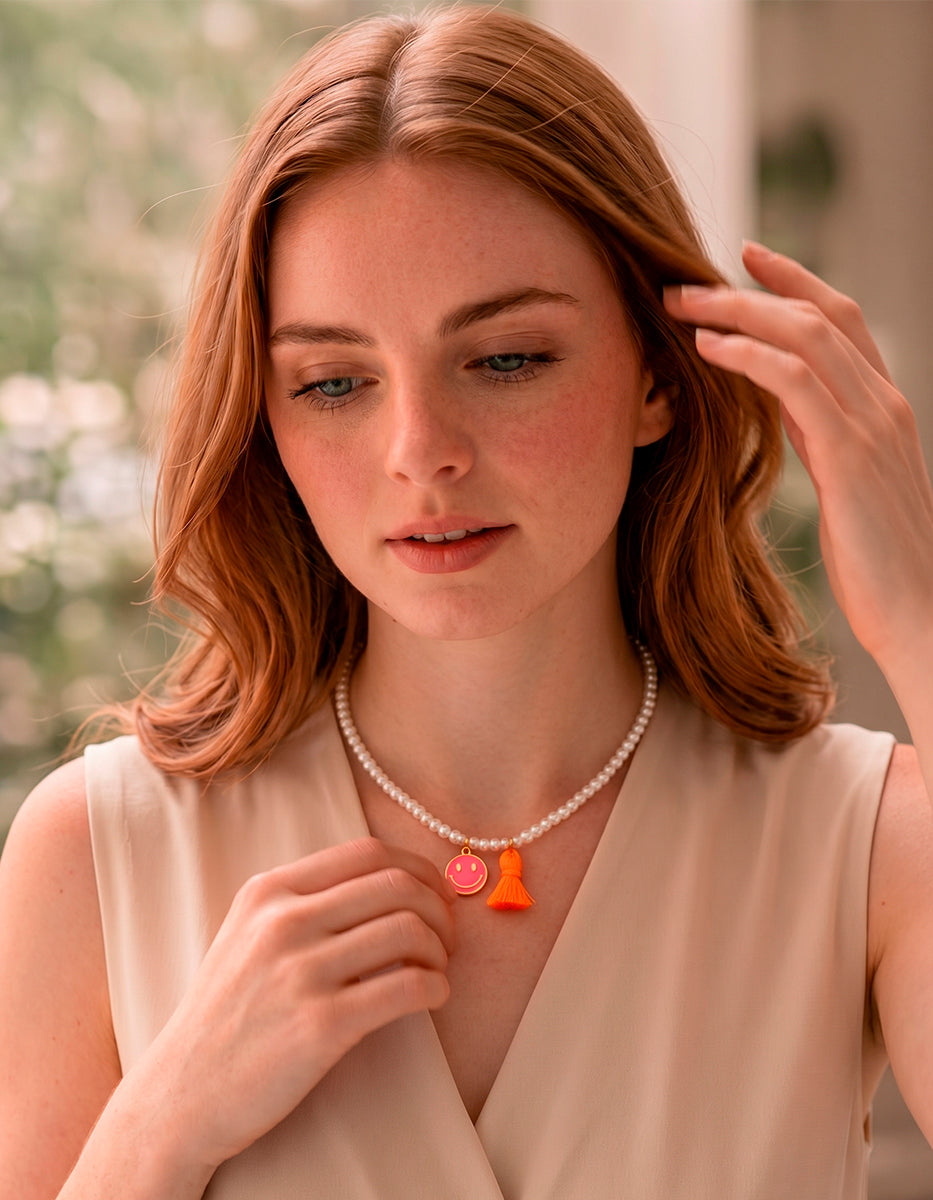 Collar de perlas con dije rosa y mota anaranjada en bronce baño oro 22k