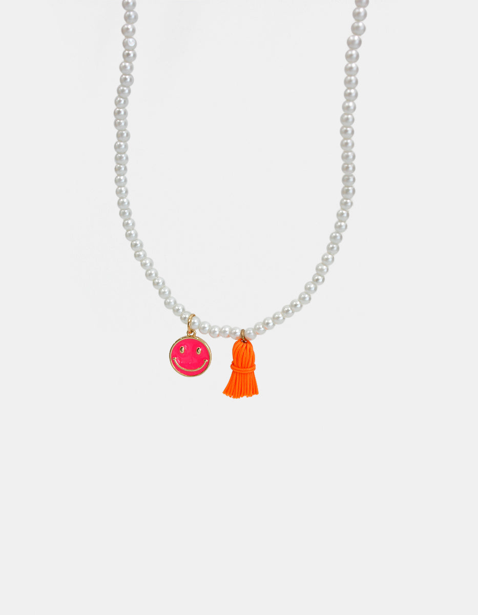 Collar de perlas con dije rosa y mota anaranjada en bronce baño oro 22k