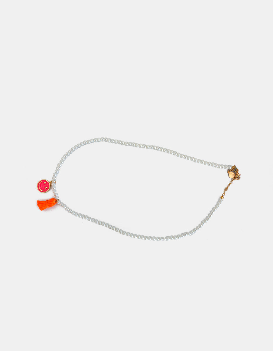 Collar de perlas con dije rosa y mota anaranjada en bronce baño oro 22k