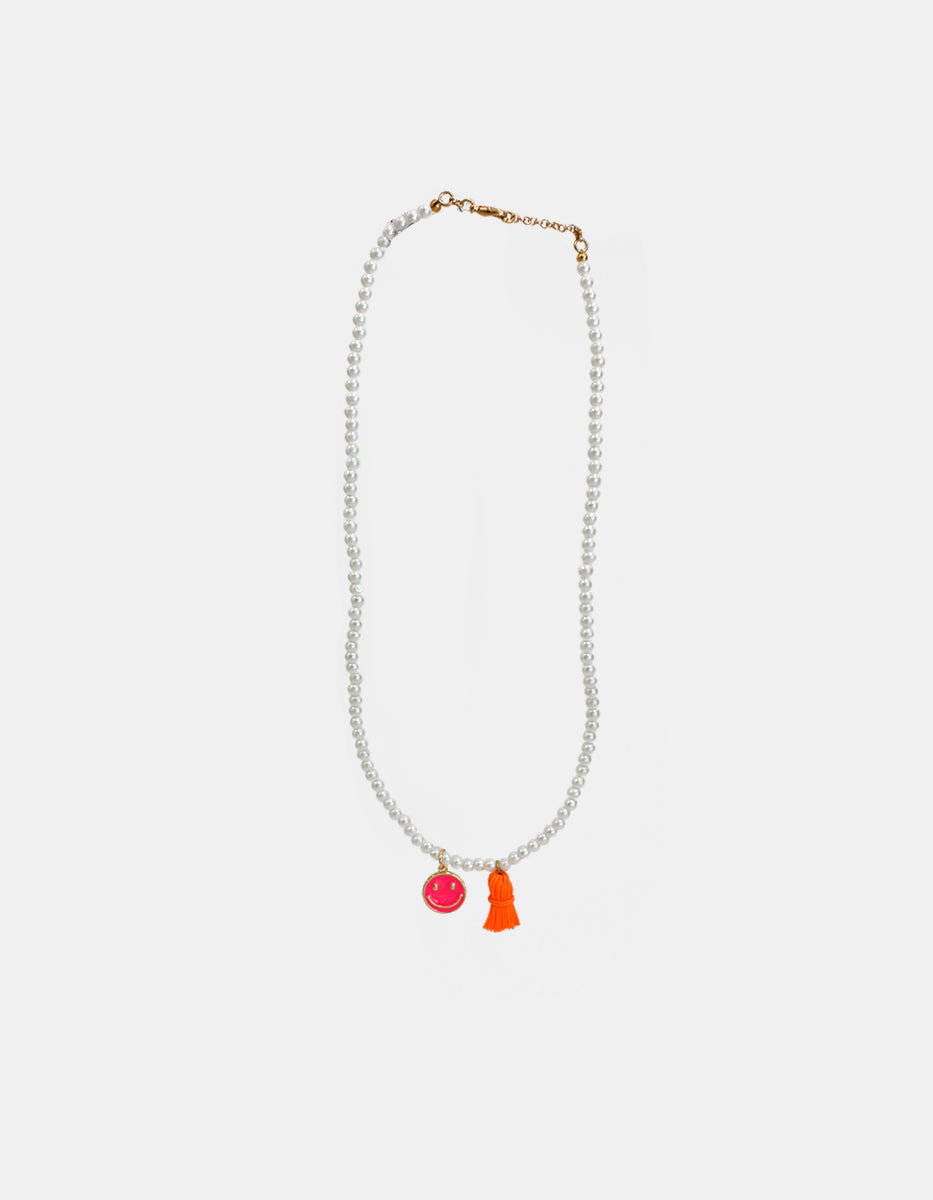 Collar de perlas con dije rosa y mota anaranjada en bronce baño oro 22k
