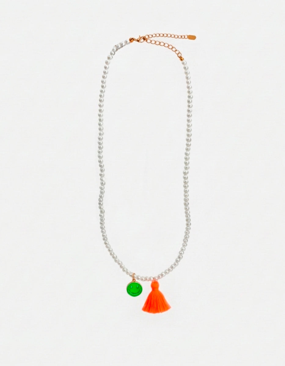 Collar de perlas con dije verde y mota anaranjada en bronce baño oro 22k