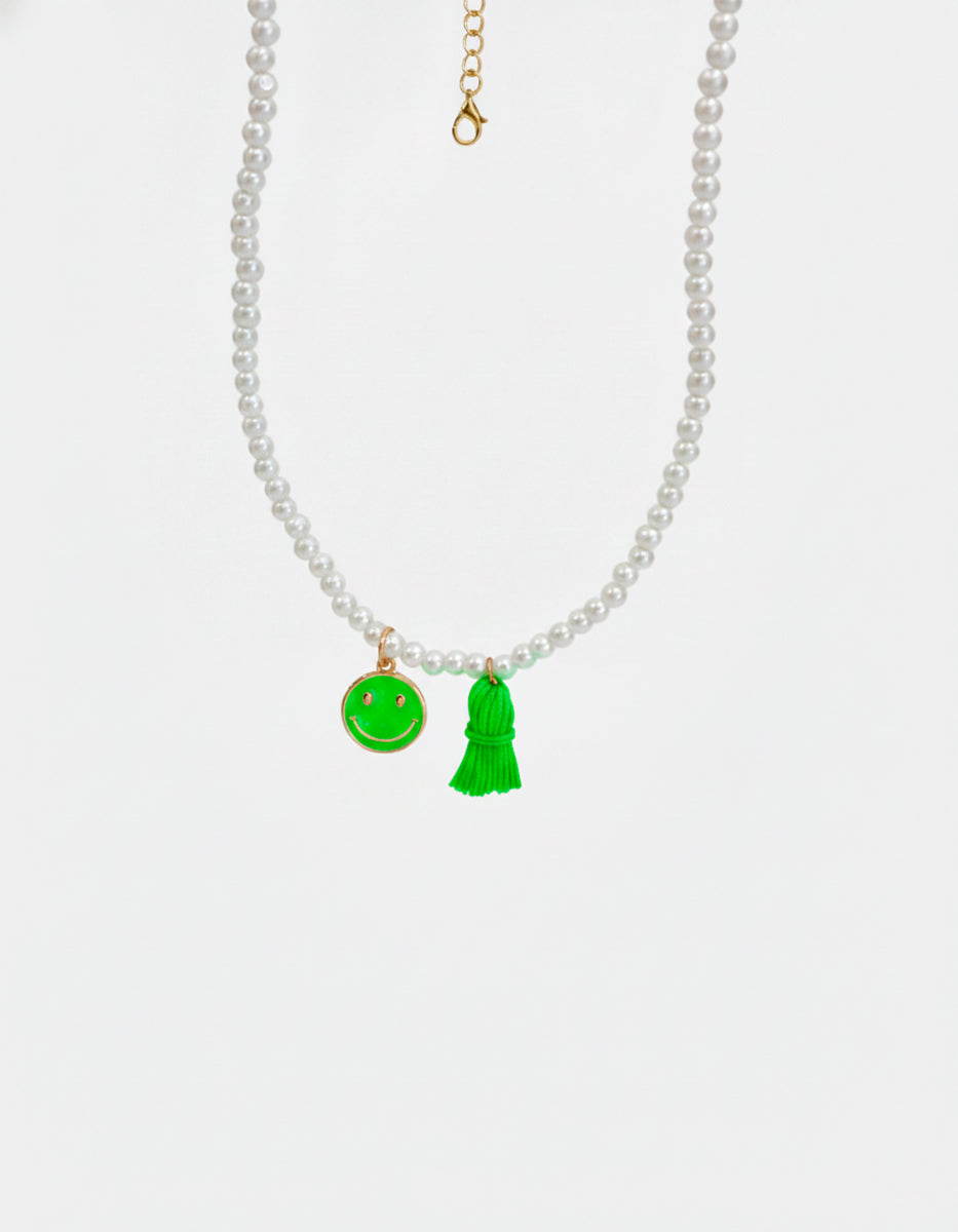 Collar de perlas con dije y mota verde en bronce baño oro 22k