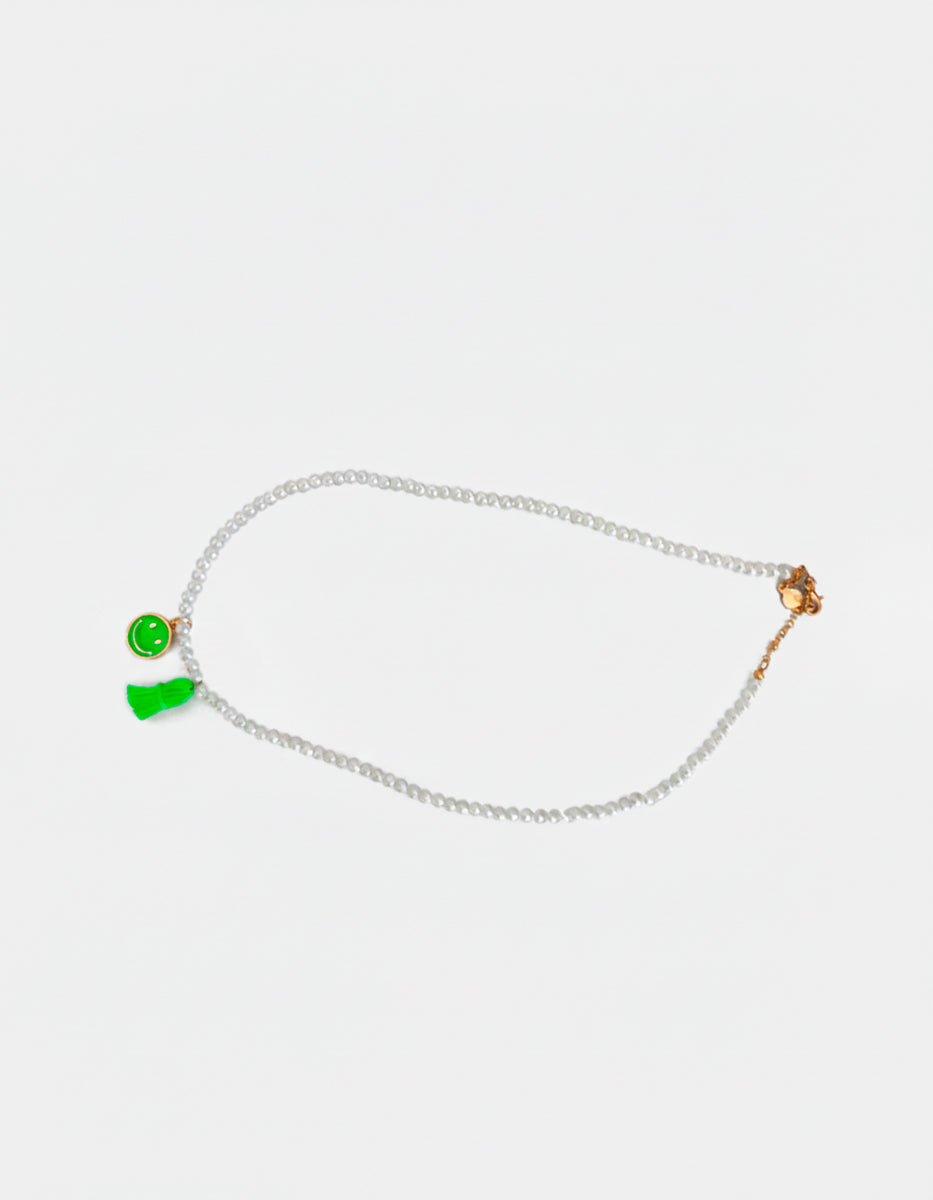 Collar de perlas con dije y mota verde en bronce baño oro 22k