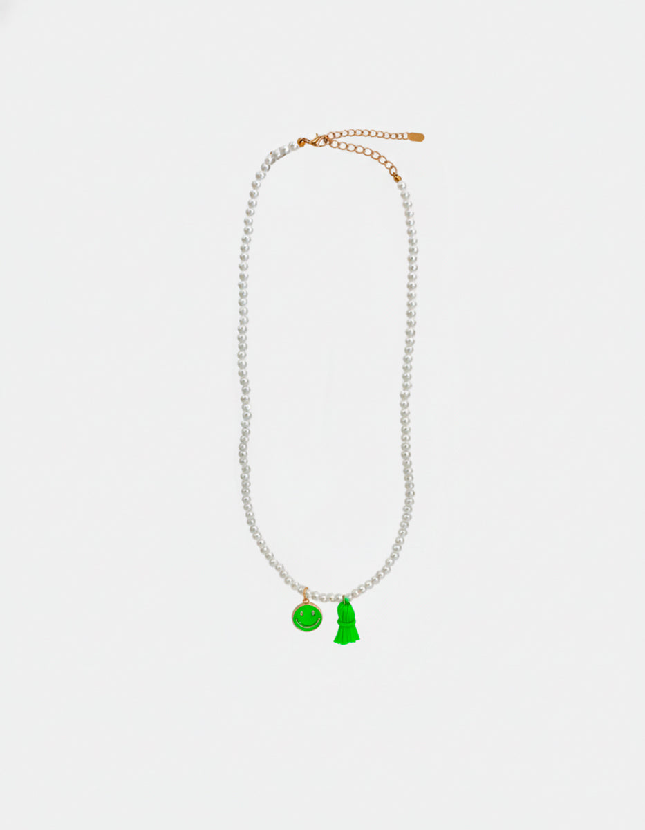 Collar de perlas con dije y mota verde en bronce baño oro 22k
