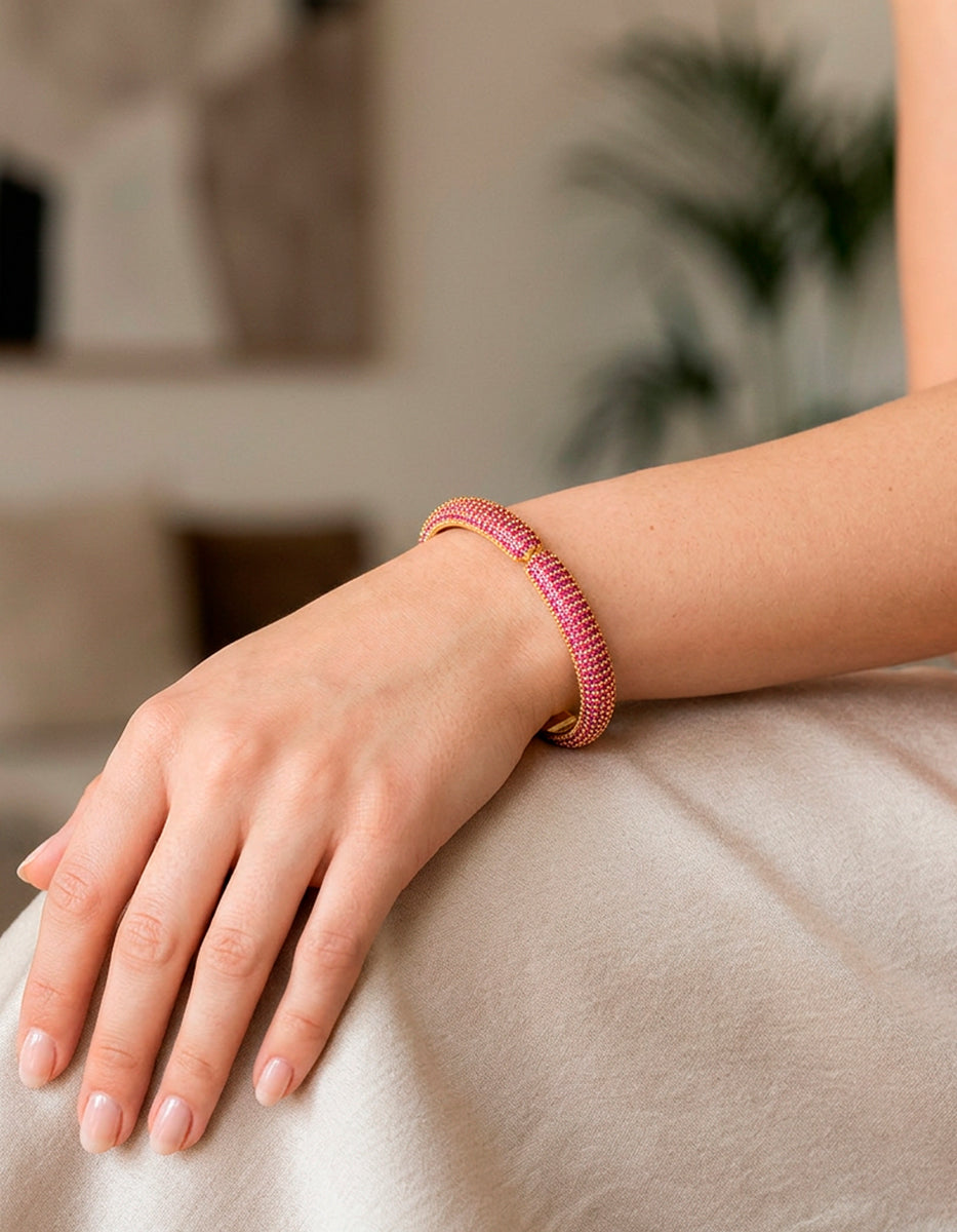 Brazalete de bronce con baño de oro 22k y espinolitas color fucsia