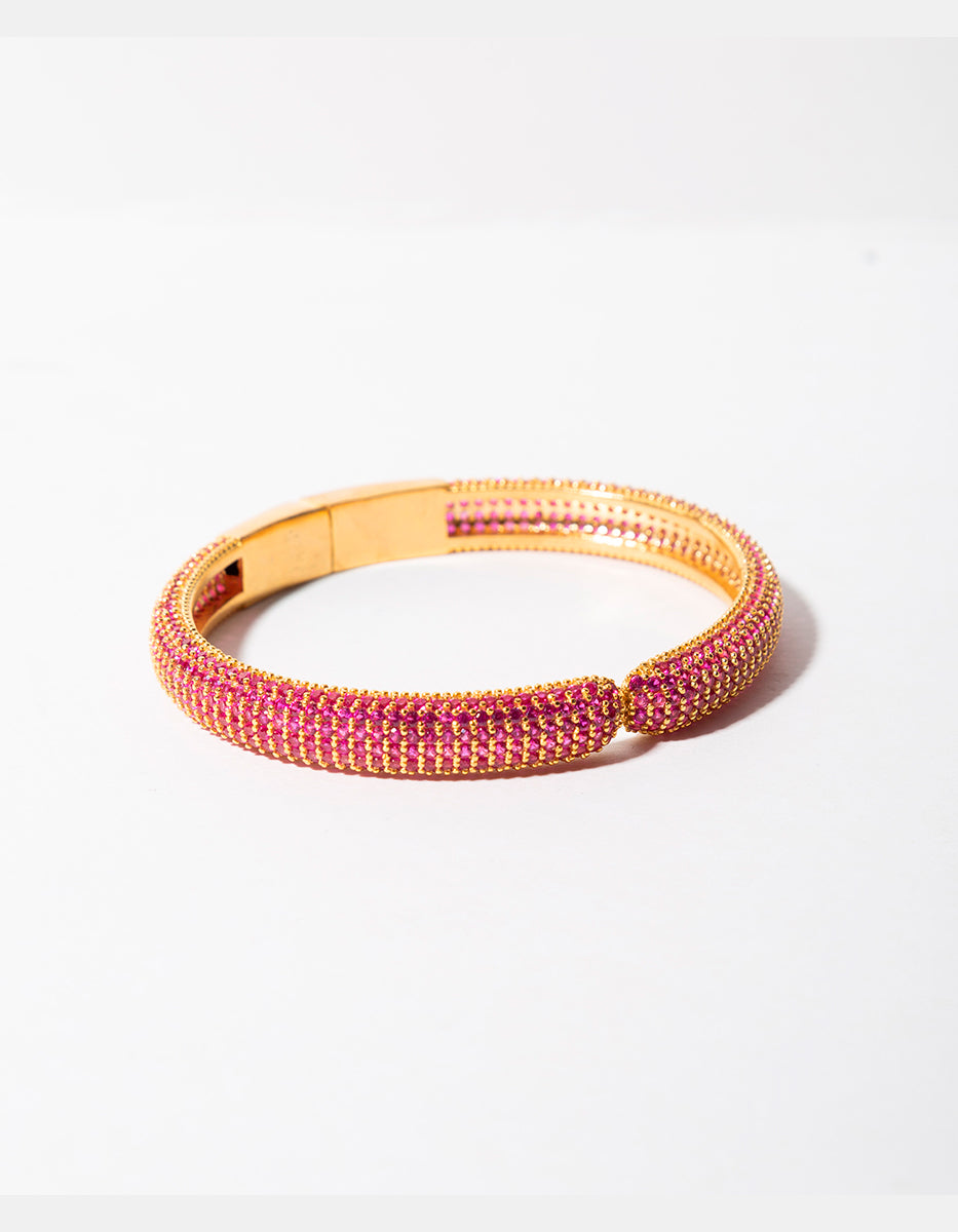 Brazalete de bronce con baño de oro 22k y espinolitas color fucsia