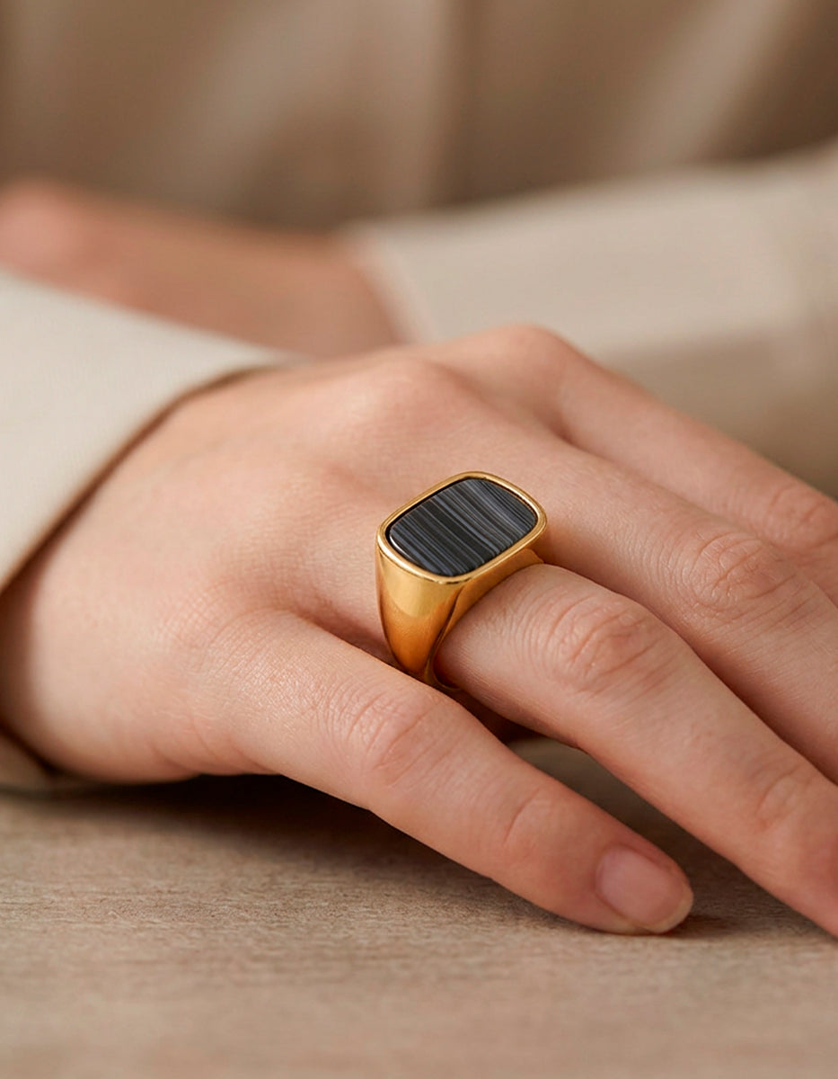 Anillo de Bronce con Baño Oro 22K y Ágata Negra Talla 6