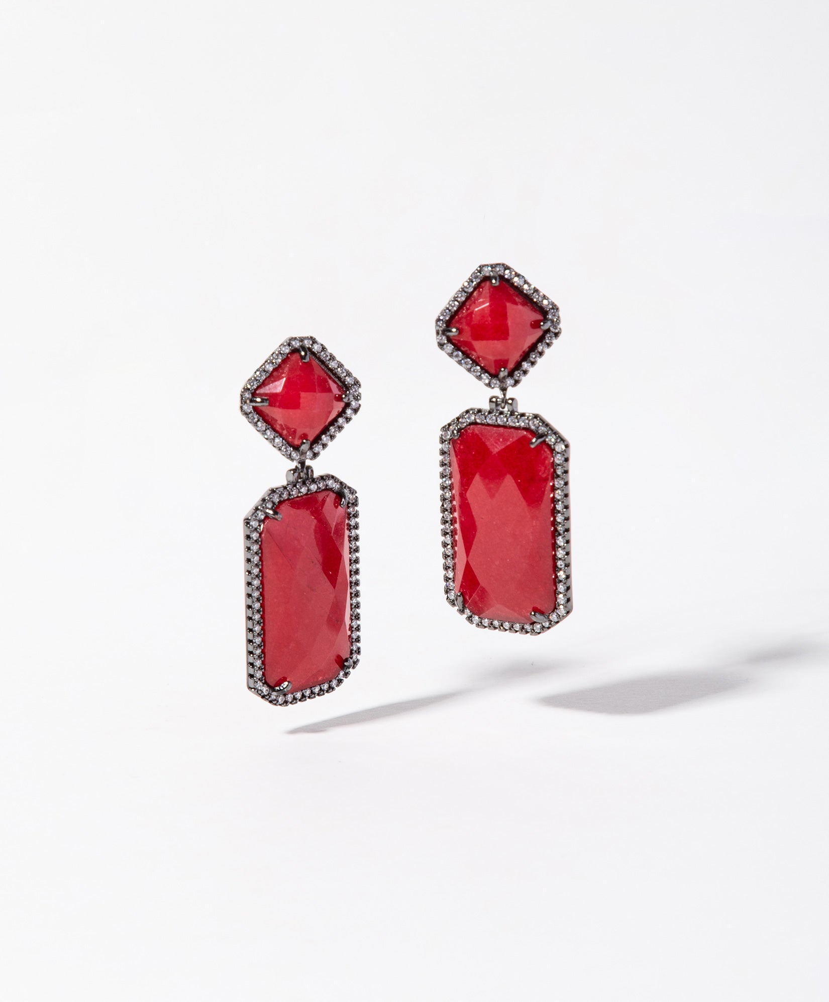Aretes en bronce con baño de rutenio con espinolitas en tonos rojo Marquesa