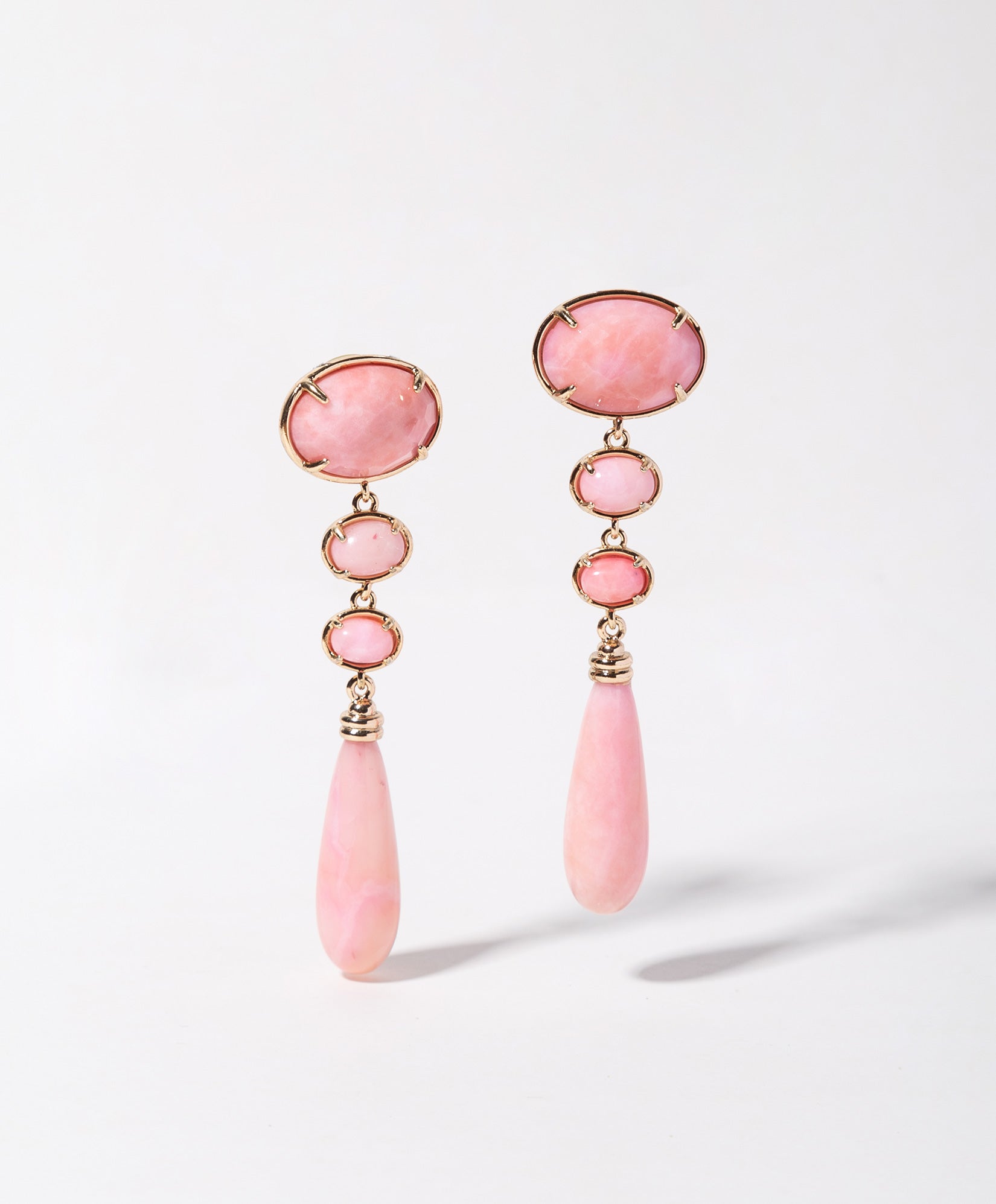 Aretes en bronce con baño vermeil 22 kt con piedras ojo de gato bicolor en tonos rosa salmón y blanco Marquesa