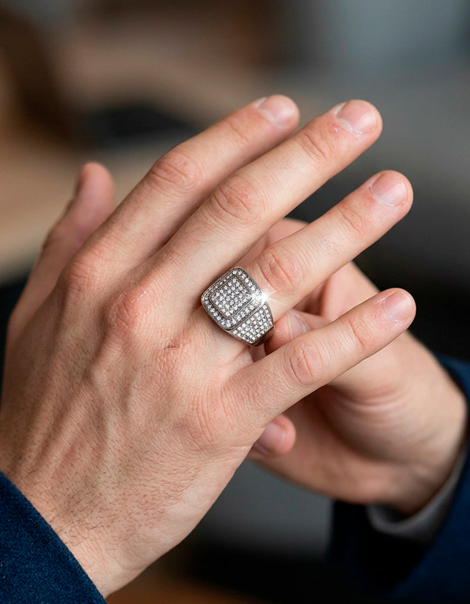 Anillo de acero inoxidable en baño de rodio con espinolitas en frente y costados Nordic