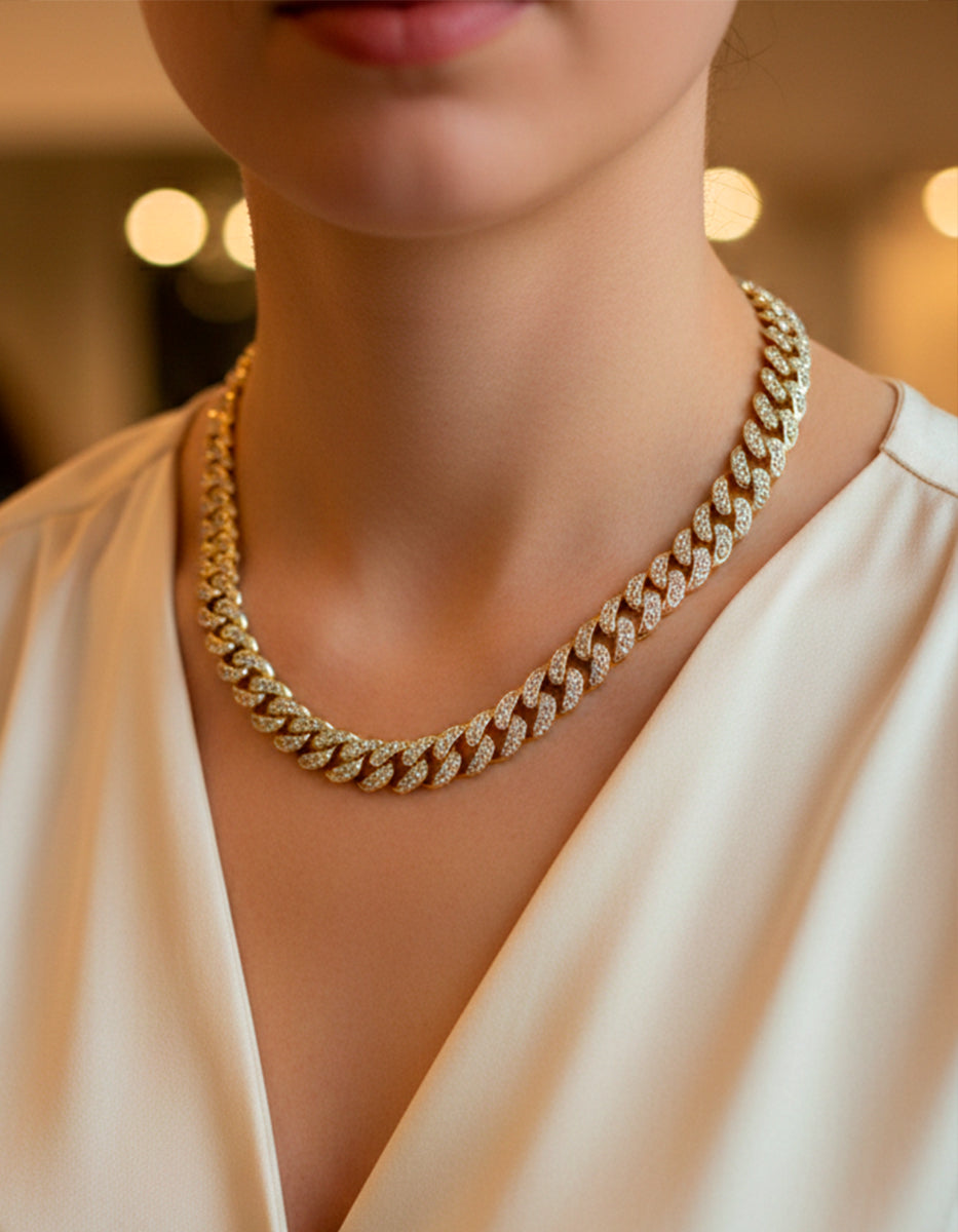 Collar de acero inoxidable con baño de oro de 22 quilates, eslabones gruesos y espinolitas blancas Golden Chic