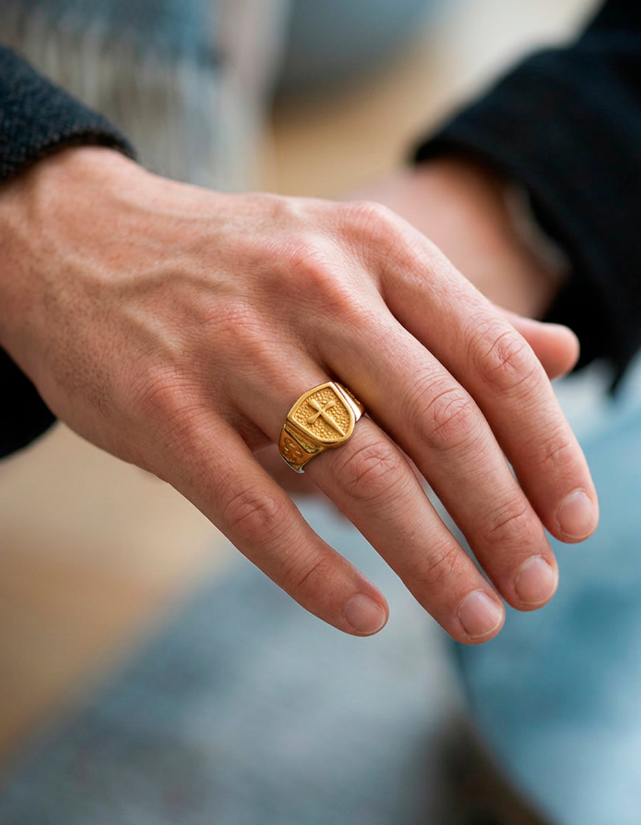 Anillo de acero en baño oro 22 kt con grabado de espada Talla 10.5 Nordic