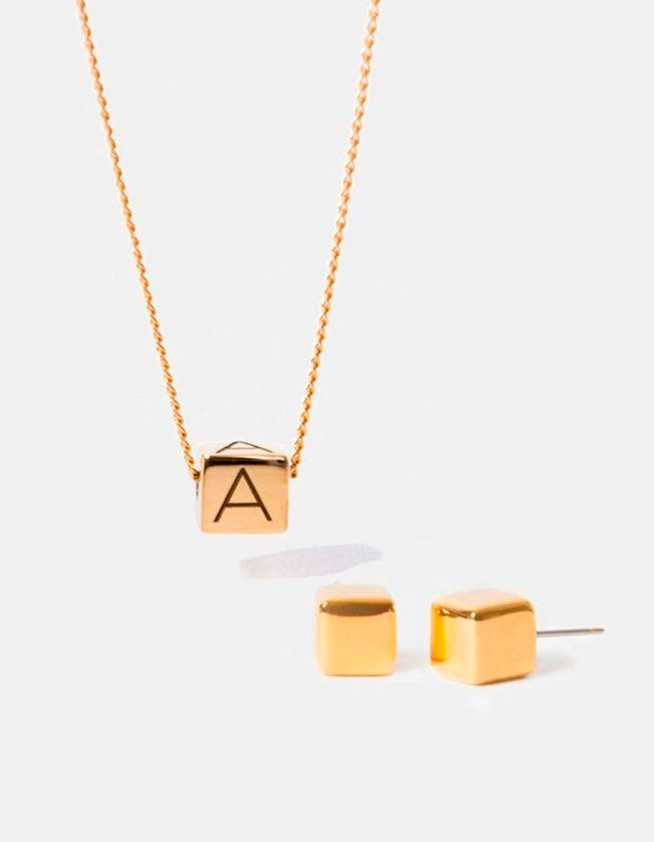 Set de collar con cubo grabado y aretes en bronce con baño de oro 22k