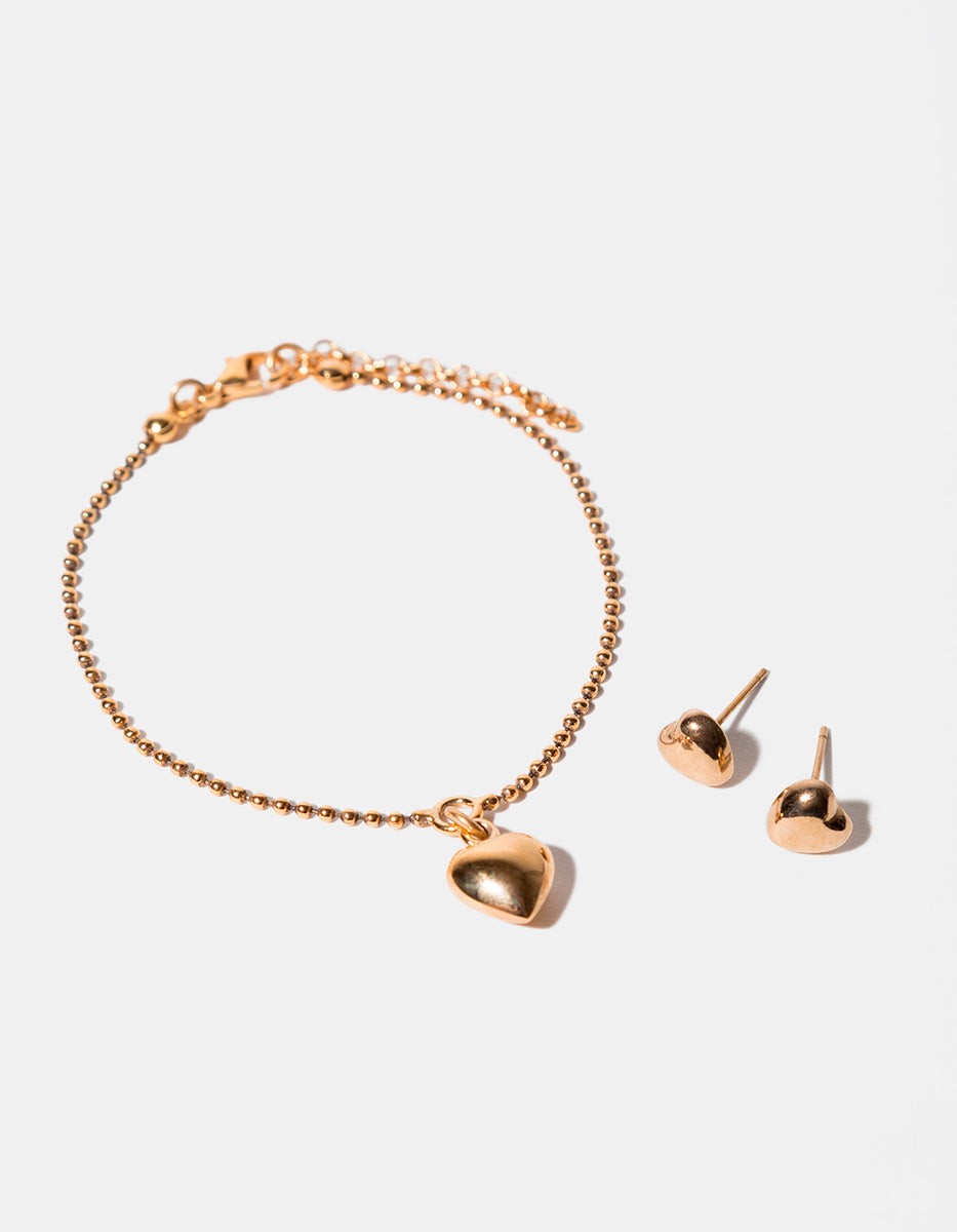 Set de pulsera y broquel en forma de corazón en bronce con baño de oro 22k