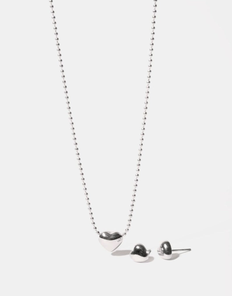 Collar y broqueles con corazones