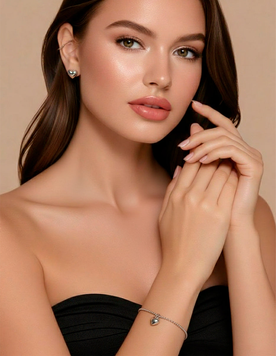 Set de pulsera y broqueles con corazones bombeados en bronce con baño plateado