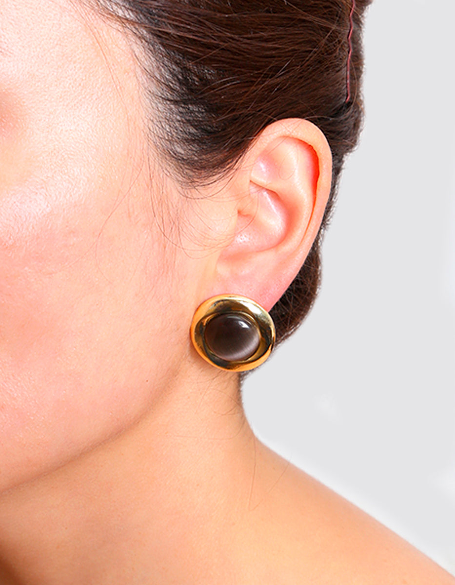 Aretes en bronce con baño de oro 22 kt y piedra ojo de gato café Flashy Moments