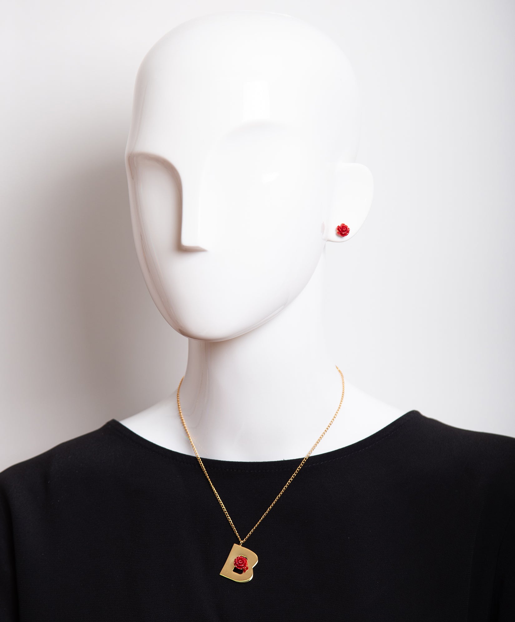 Collar con una rosa y la inicial B Lady