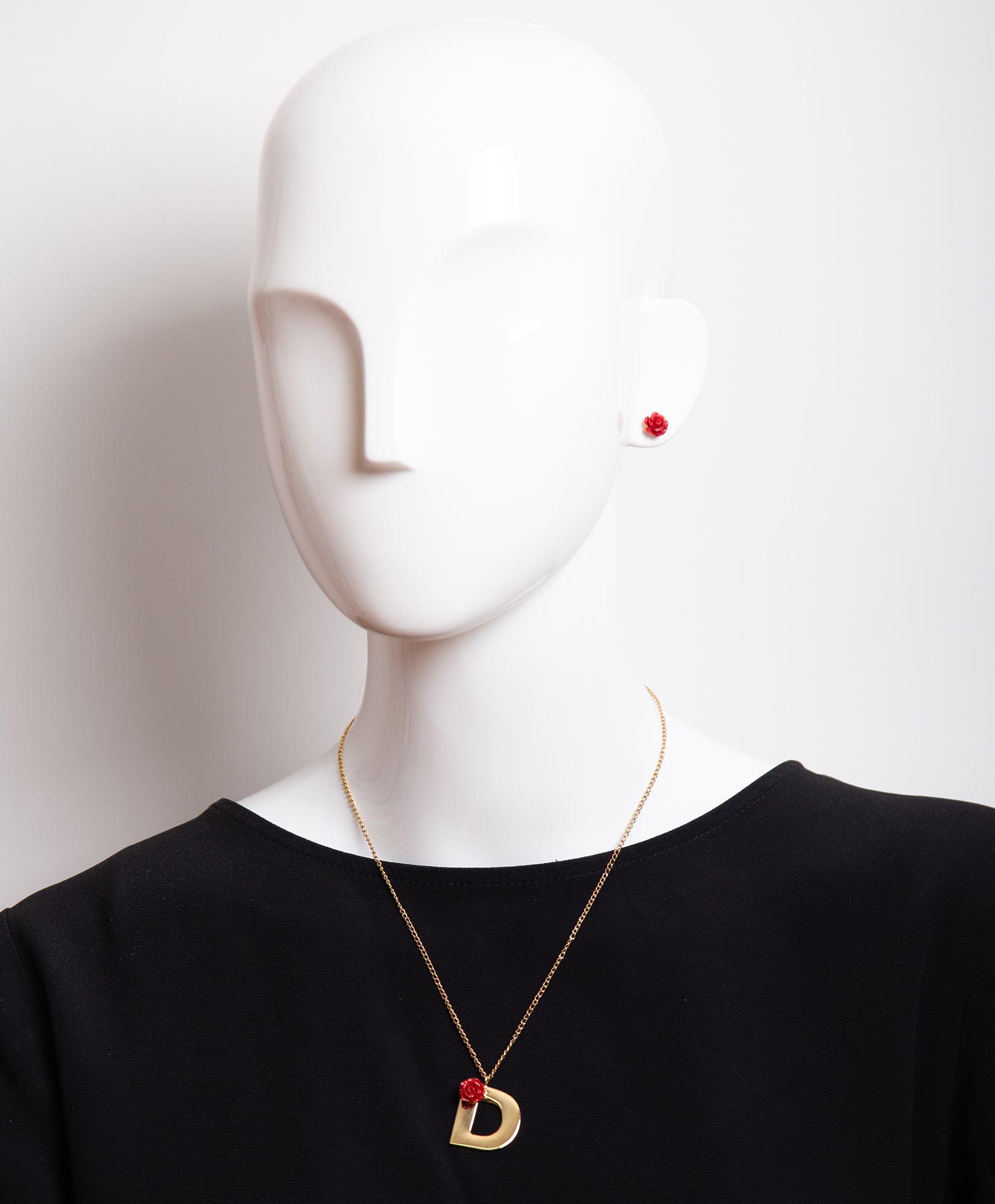 Collar con una rosa y la inicial D Lady