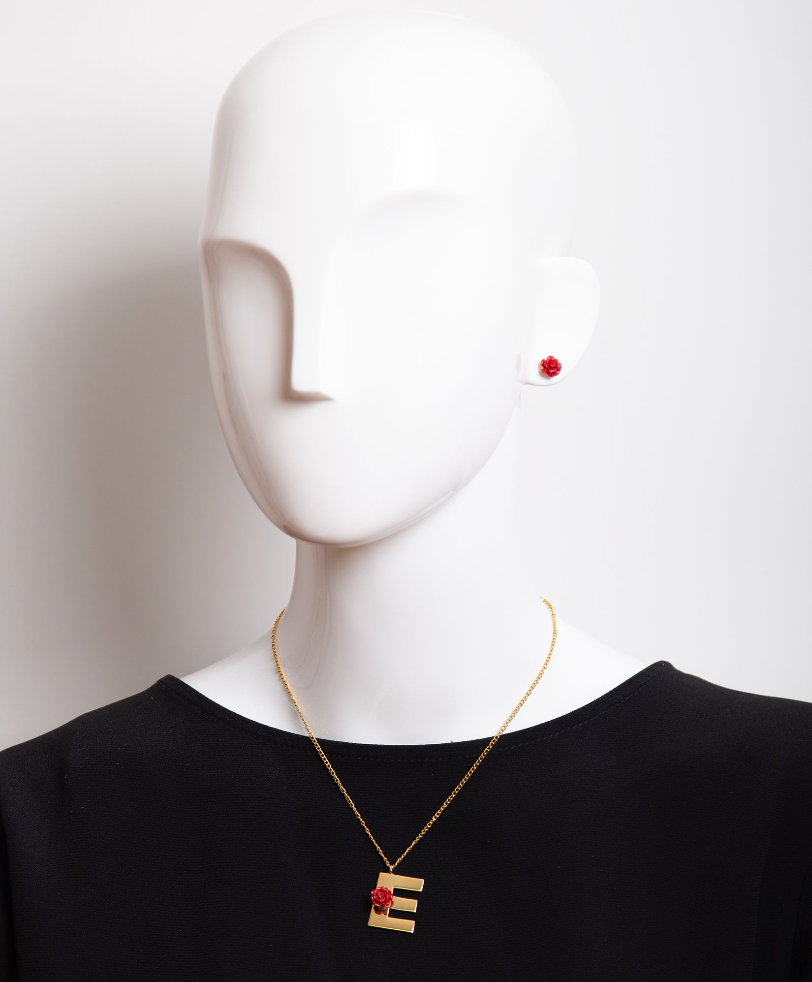 Collar con una rosa y la inicial E Lady