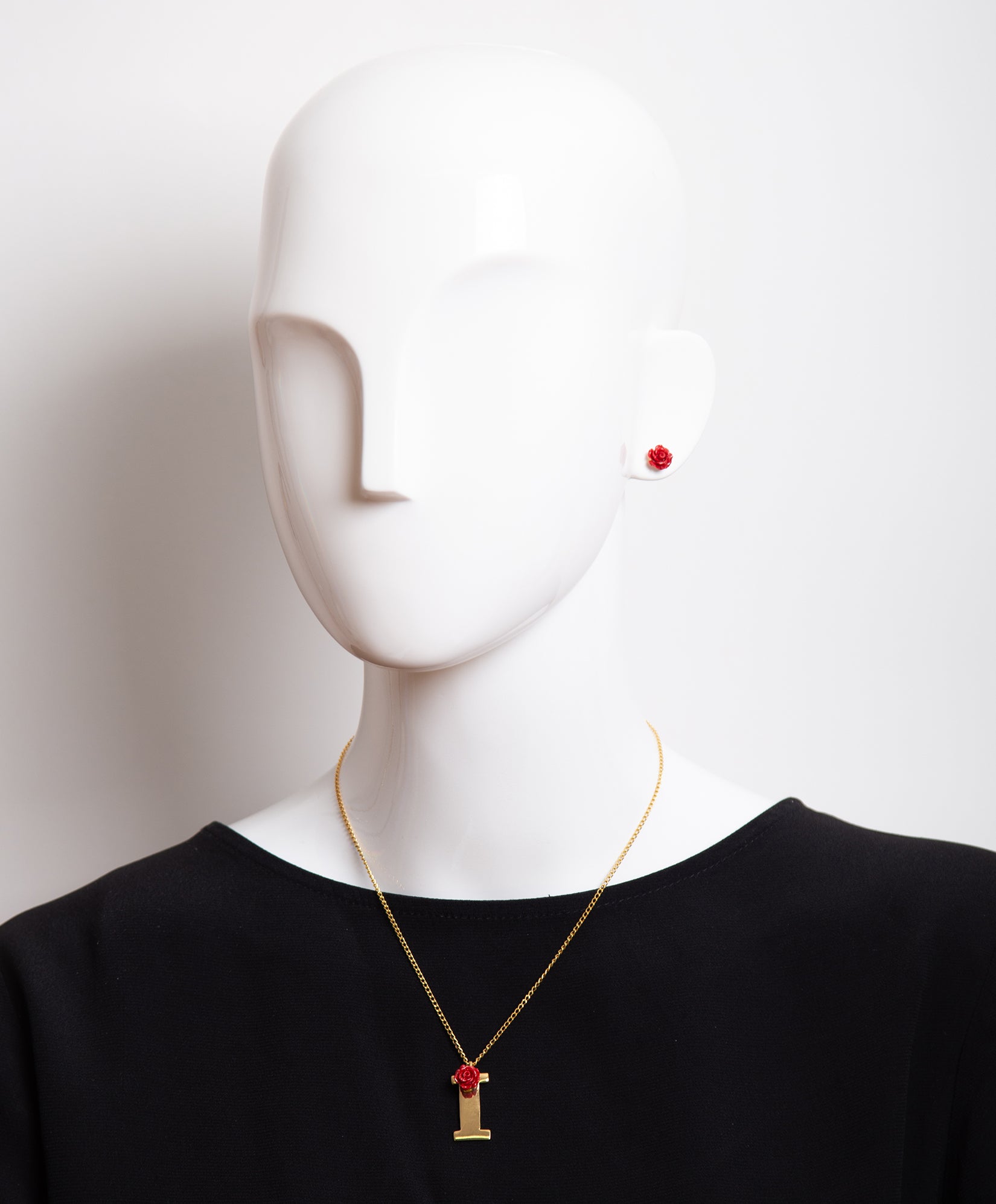 Collar con una rosa y la inicial I Lady