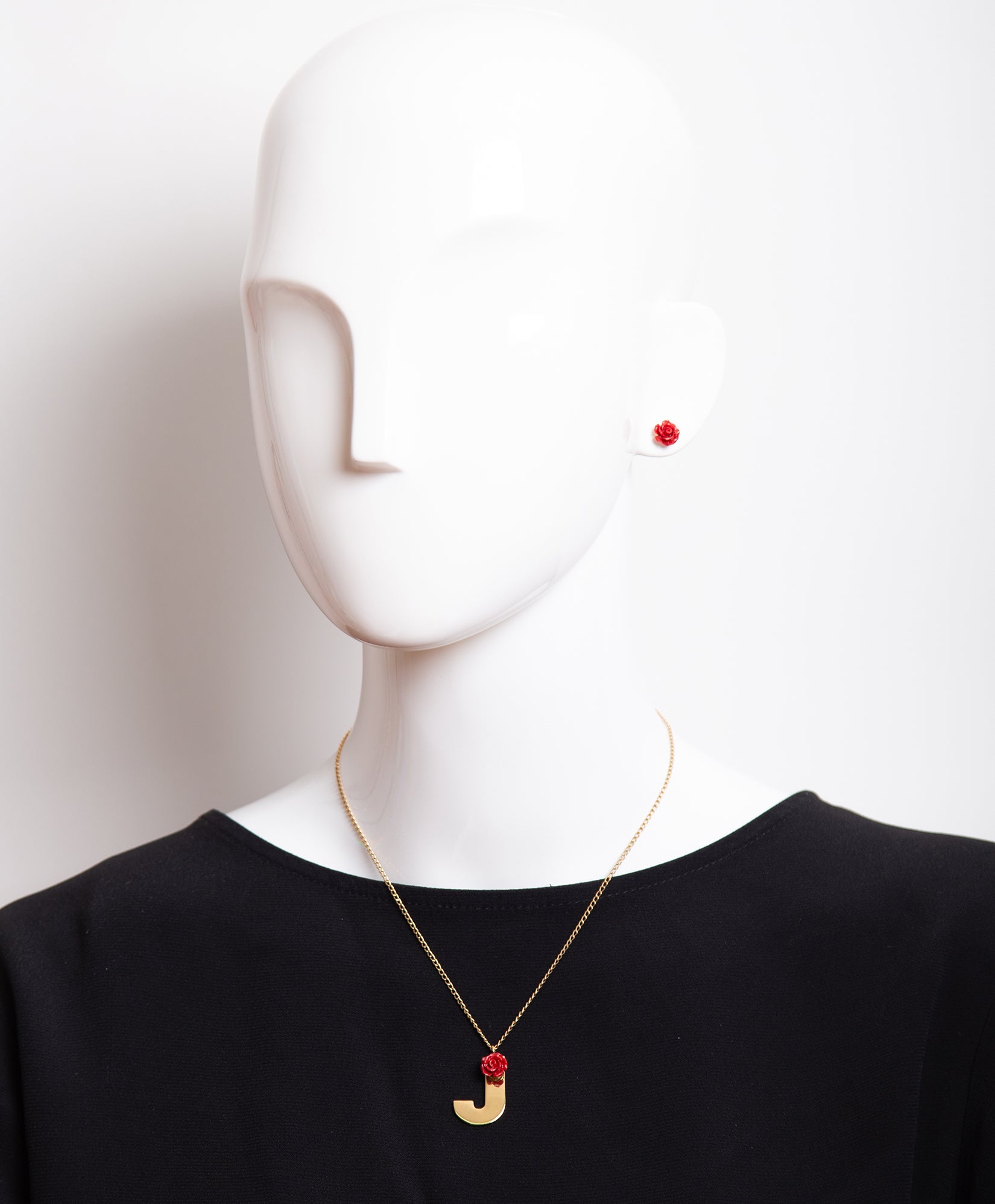 Collar con una rosa y la inicial J Lady