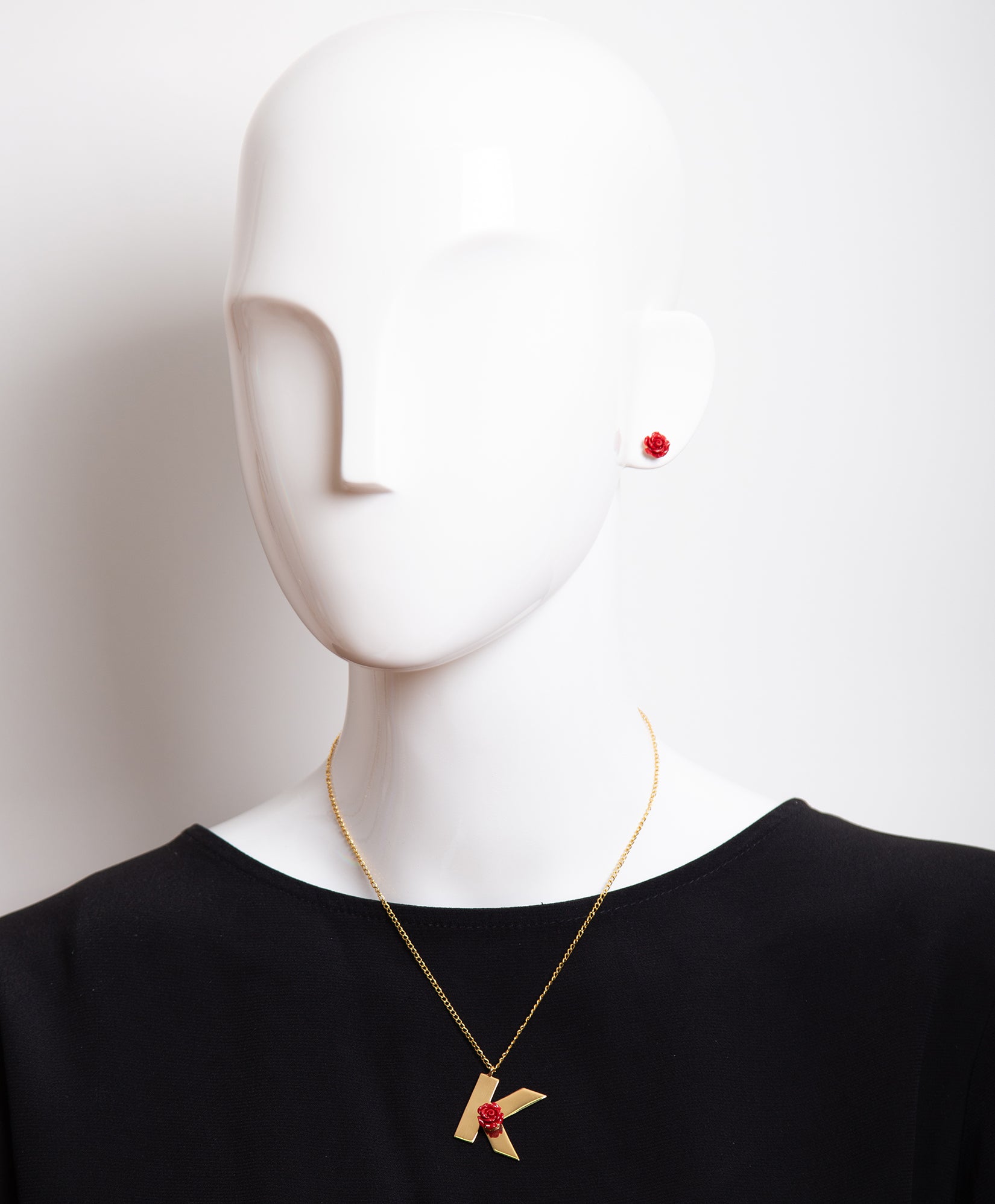 Collar con una rosa y la inicial K Lady